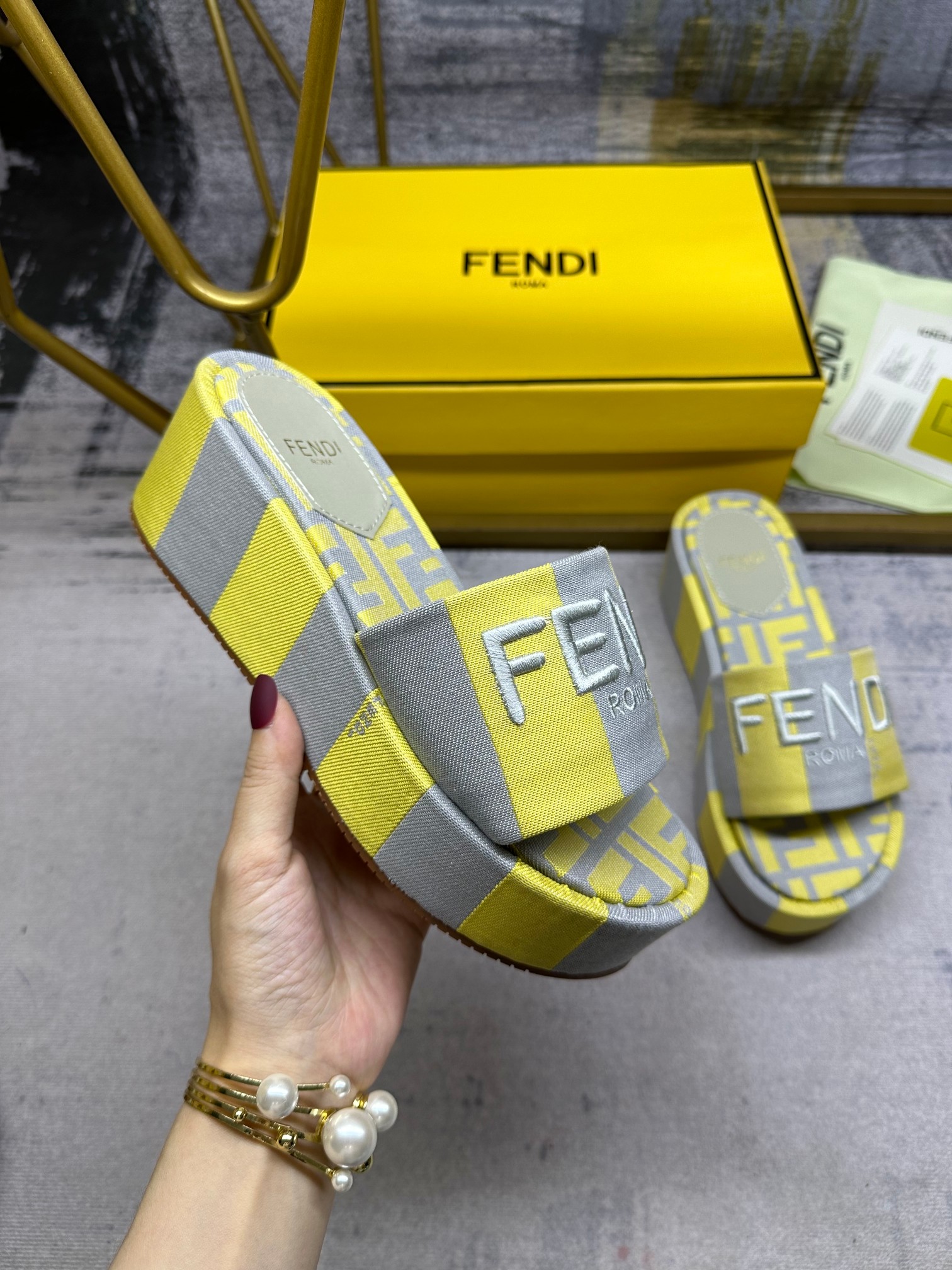 Fendi Chaussures En Toile Pantoufles Broderie de fleurs Toile