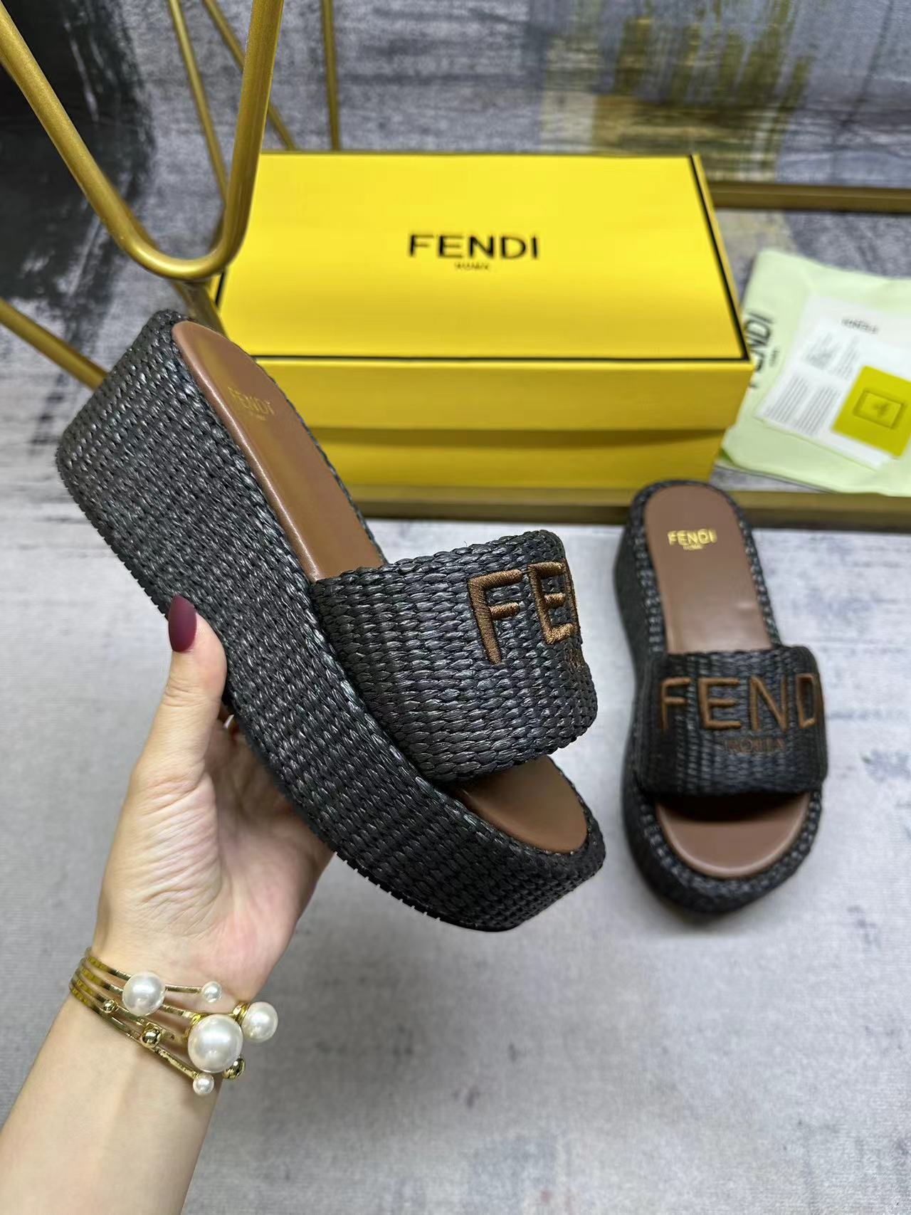 Fendi Chaussures Pantoufles Broderie de fleurs