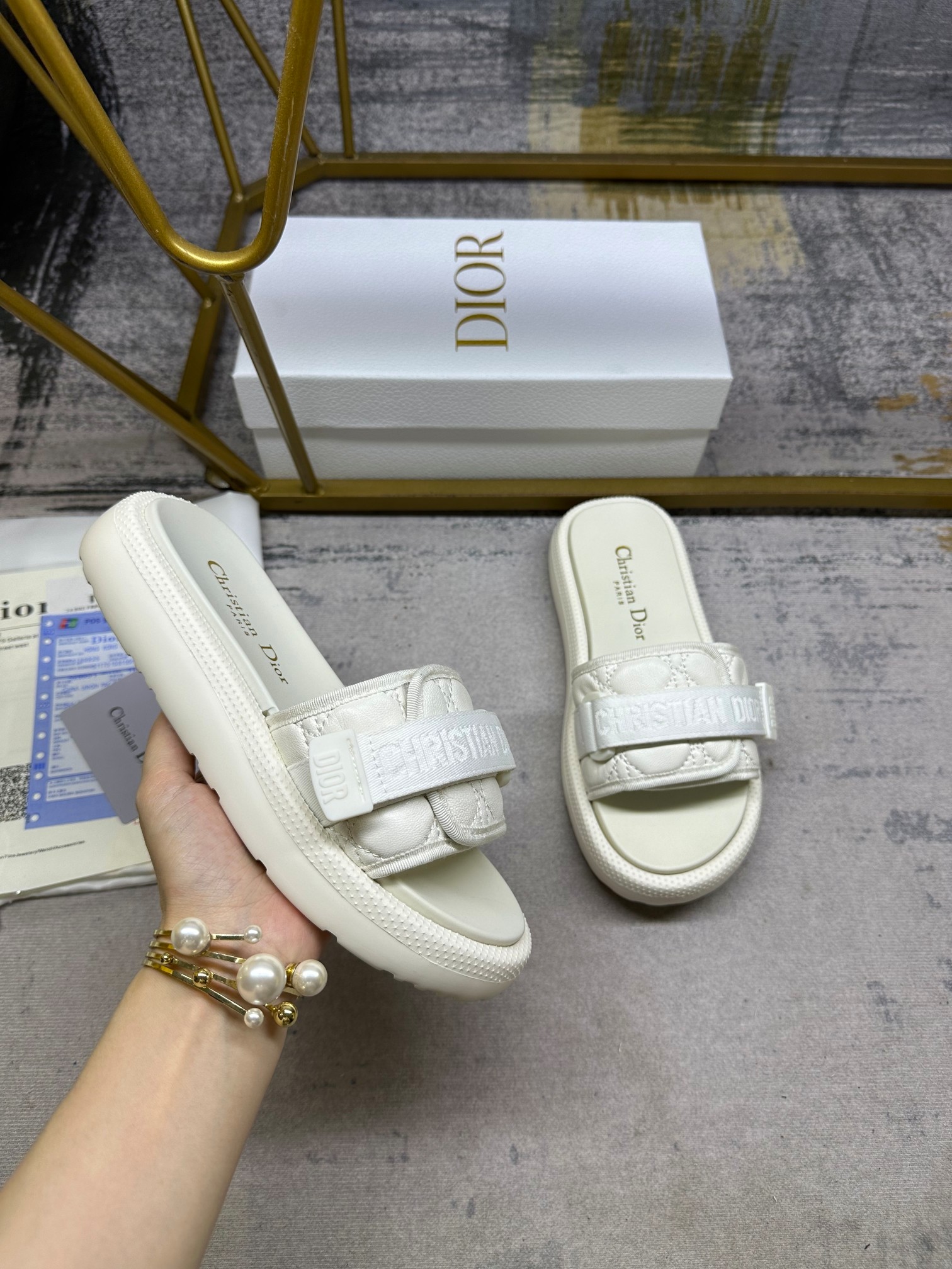 Dior Schuhe Badelatschen Beige Weiß Stickerei Schaffell