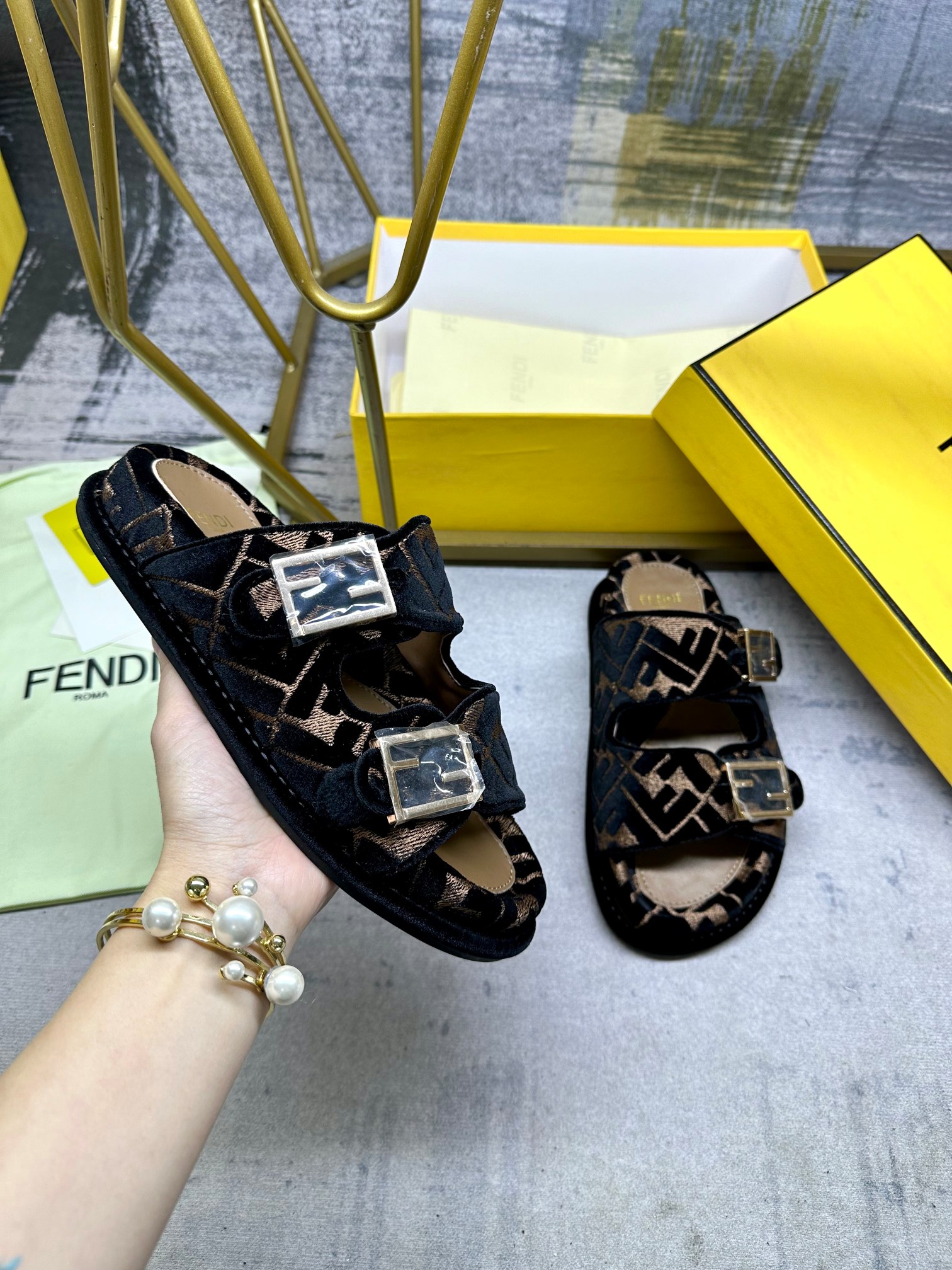 NO:244489,FENDI's latest hit double-belt flat slippers, with FF decorative buckle, velvet fabric embroidery, same-color edging details, FF velvet insole, brown sheepskin footbed, size 35-45, P, slippers, fendi, slippers, sheepskin19860909FENDI最新爆款双带平底拖鞋,带FF装饰性搭扣,丝绒面料刺绣,同色包边细节,FF丝绒鞋垫,棕色羊皮垫脚,35-45码,P,拖鞋,fendi,slippers,sheepskin,Women's Shoes