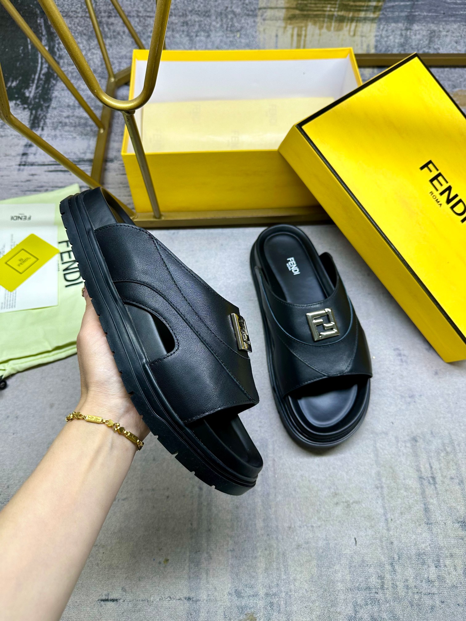 NO:232139,FENDI's latest wide padded strap slippers, black cowhide fabric, embellished F metal hardware accessories, non-slip rubber sole, men's size 40-45, slippers, fendi, slippers, cowhide19860909FENDI最新宽衬垫带拖鞋,黑色牛皮面料,点缀F金属五金配件,防滑橡胶鞋底,男40-45码,,拖鞋,fendi,slippers,cowhide,Women's Shoes