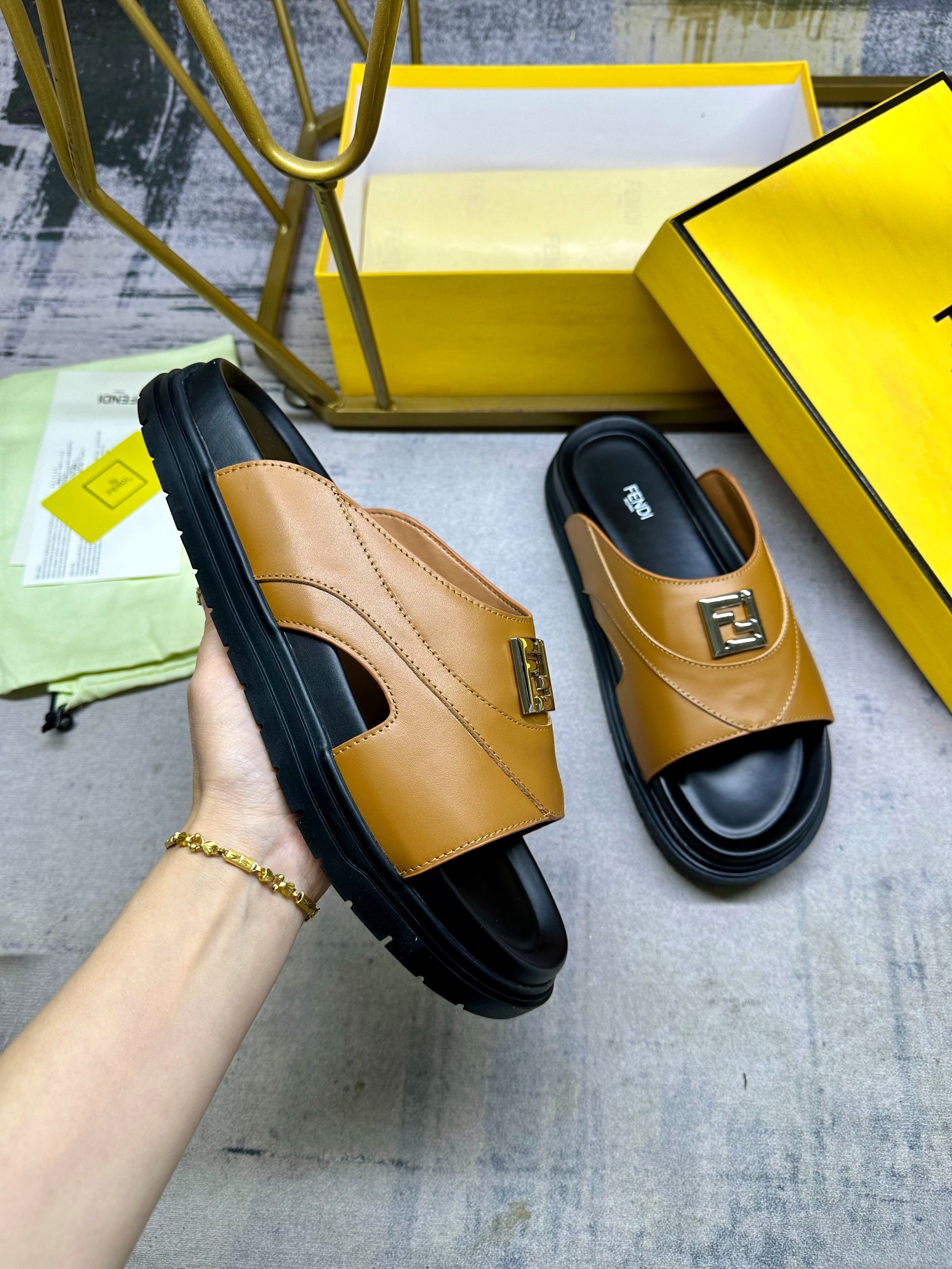 NO:232137,FENDI's latest wide padded strap slippers, brown cowhide fabric, embellished F metal hardware accessories, non-slip rubber sole, men's size 40-45, slippers, fendi, slippers, cowhide19860909FENDI最新宽衬垫带拖鞋,棕色牛皮面料,点缀F金属五金配件,防滑橡胶鞋底,男40-45码,,拖鞋,fendi,slippers,cowhide,Women's Shoes