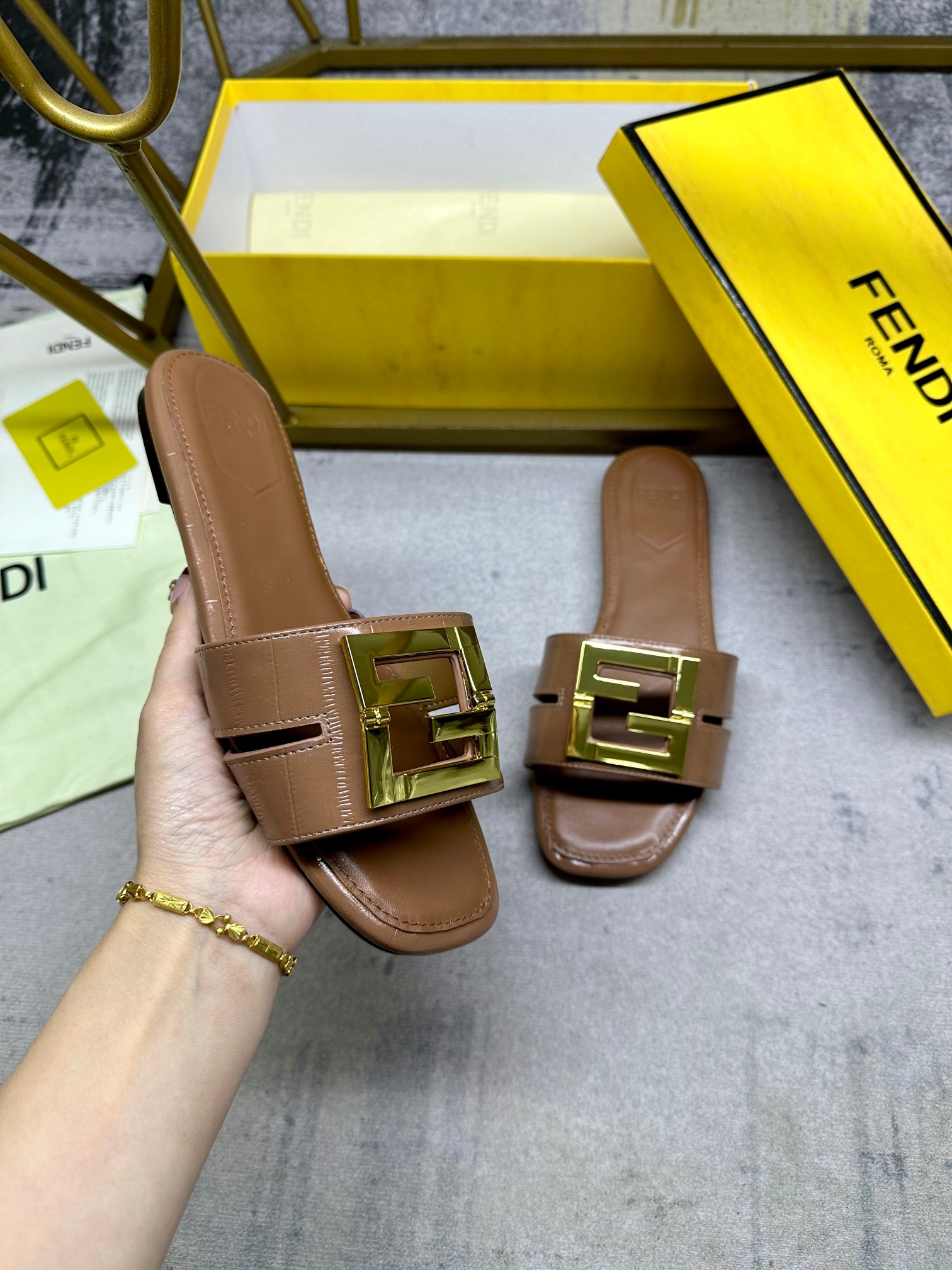 NO:244491,FENDI's latest popular square-toe flat-soled slippers, eel pattern fabric   metal FF hardware fastener, paired with the same color sheepskin inner footbed, size 35-42, rubber outsol, leather outsol P, slippers, fendi, slippers, sheepskin, Leather soles19860909FENDI最新爆款方头平底拖鞋,鳗鱼纹面料 金属FF五金扣件,搭配同色羊皮内里垫脚,35-42码,橡胶大底,真皮大底P,拖鞋,fendi,slippers,sheepskin,Leather soles,Women's Shoes