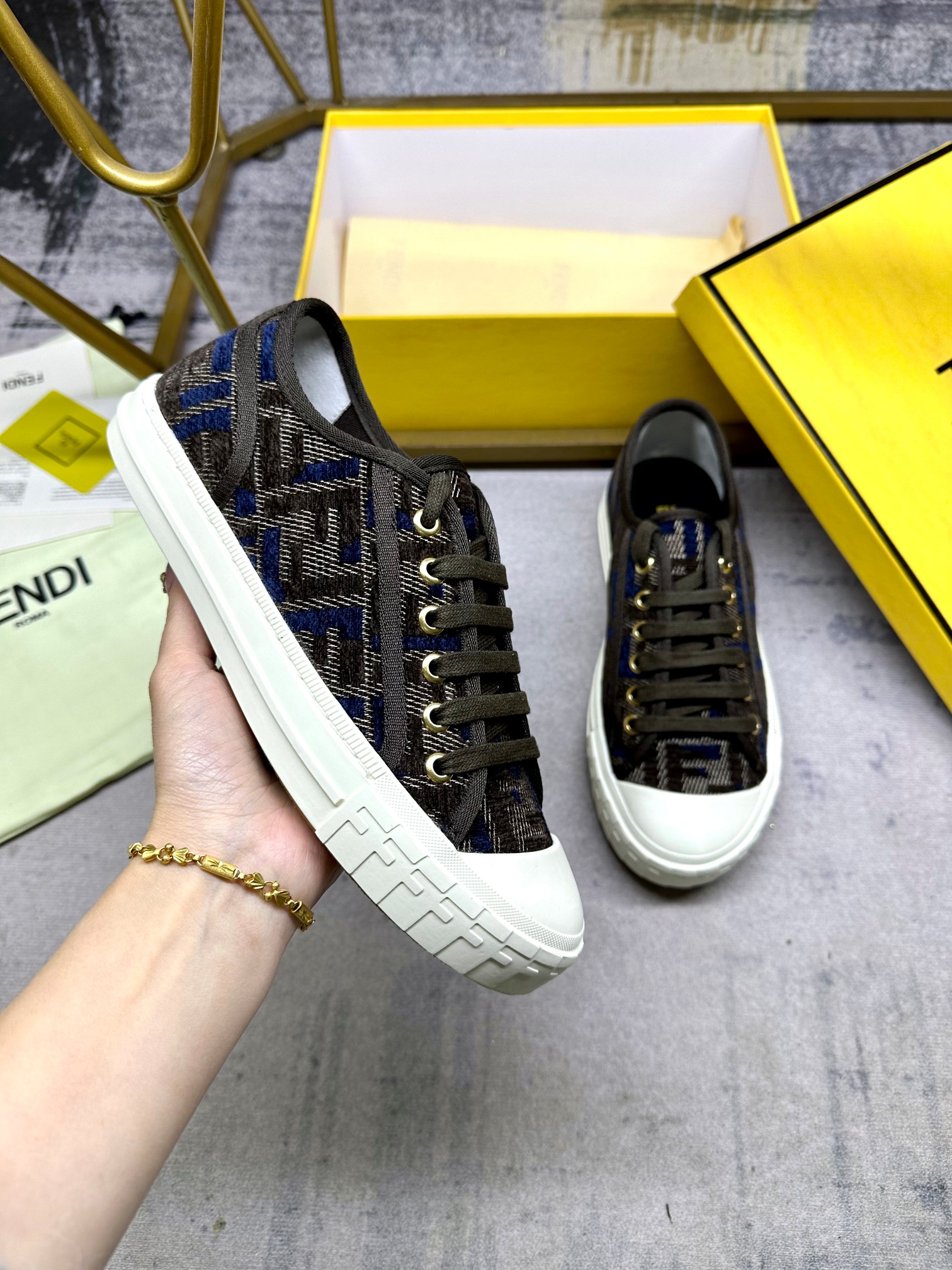 NO:222340,The latest hot model FENDI Domino sneakers - a brand new essential model!  Relax, comfortable, stylish and versatile. Blue and gray coffee two-color Chenille FF jacquard pattern fabric, decorated with grosgrain trim in the same color, original molded outsole, women's size 35-41, men's size 39-45, casual shoes/sports shoes, fendi, sneakers19860909最新火爆款 FENDI Domino运动鞋-全新必备款型！轻松、舒适、时尚且百搭.蓝和灰咖啡双色雪尼尔FF提花图案面料,饰有同色系罗缎边饰,原版开模大底 ,女码35-41,,男码39-45,,休闲鞋/运动鞋,fendi,sneakers,Women's Shoes