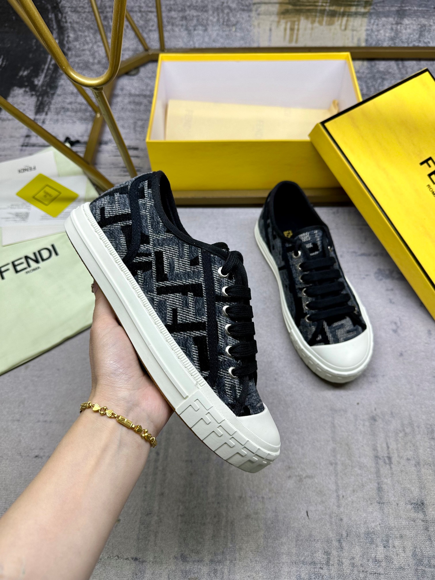 NO:222278,The latest hot model FENDI Domino sneakers - a brand new essential model!  Relax, comfortable, stylish and versatile. Black and gray chenille FF jacquard pattern fabric with grosgrain trim in the same color, original molded outsole, women's size 35-41, men's size 39-45, casual shoes/sports shoes, fendi, sneakers19860909最新火爆款 FENDI Domino运动鞋-全新必备款型！轻松、舒适、时尚且百搭.黑和灰双色雪尼尔FF提花图案面料,饰有同色系罗缎边饰,原版开模大底 ,女码35-41,,男码39-45,,休闲鞋/运动鞋,fendi,sneakers,Women's Shoes