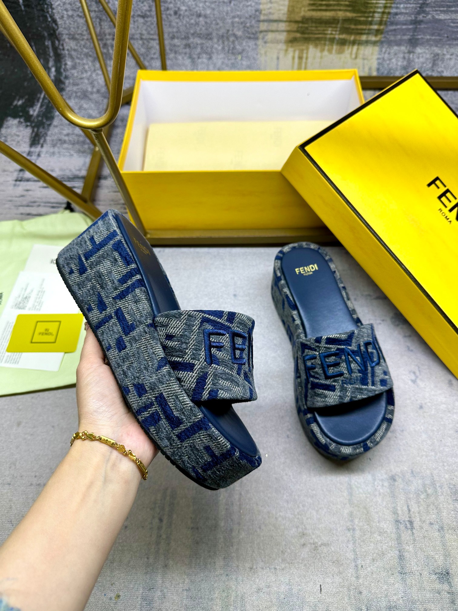 NO:222297,FENDI's latest hit broadband thick-soled slippers, grey denim material decorated with iconic blue Chenille FF jacquard pattern, tonal leather insole, blue FENDI silk embroidery, size 35-42, slippers, fendi, slippers19860909FENDI最新爆款宽带厚底拖鞋,灰色牛仔布材质饰有标志性蓝色雪尼尔FF提花图案,同色皮革鞋垫,蓝色FENDI丝线刺绣,35-42码,,拖鞋,fendi,slippers,Women's Shoes