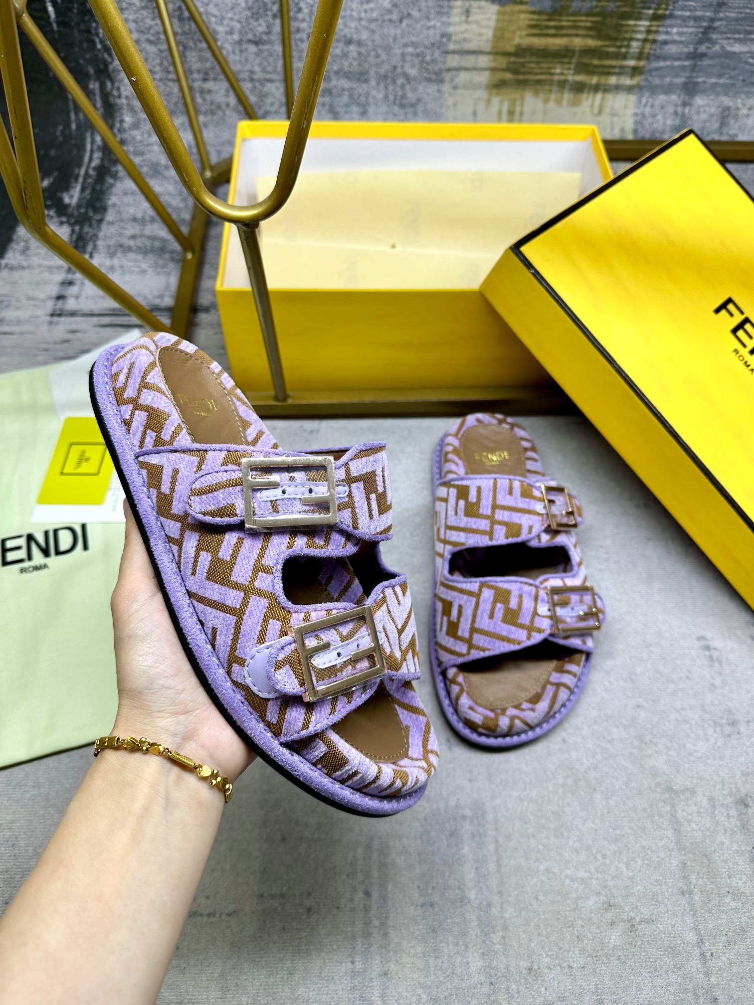 NO:232127,FENDI's latest hit double-belt flat slippers, with FF decorative buckle, velvet FF fabric, same-color edging details, FF velvet insole, brown sheepskin footbed, size 35-45, slippers, fendi, slippers, sheepskin19860909FENDI最新爆款双带平底拖鞋,带FF装饰性搭扣,丝绒FF面料,同色包边细节,FF丝绒鞋垫,棕色羊皮垫脚,35-45码,,拖鞋,fendi,slippers,sheepskin,Women's Shoes