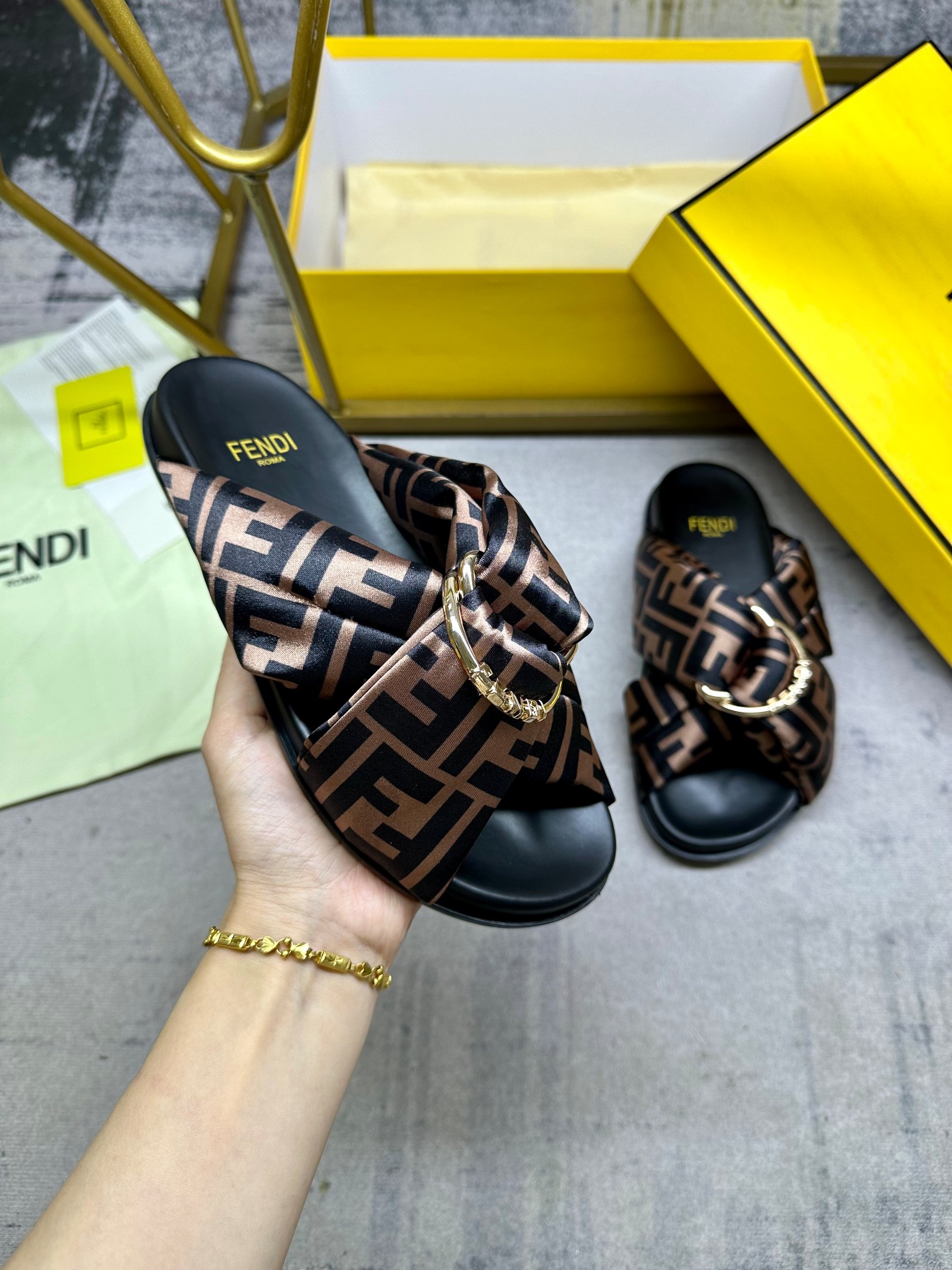 NO:232143,FENDI's latest bedding double-belt flat sandals, with three-dimensional FENDI lettering gold decorative D-ring buckle, satin material with brown iconic FF pattern. Size 35-43, slippers, fendi, slippers19860909FENDI最新垫料双带平底凉拖鞋,带三维FENDI字样金色装饰性D环搭扣,缎面材质饰有棕色标志性FF图案.35-43码,拖鞋,fendi,slippers,Women's Shoes