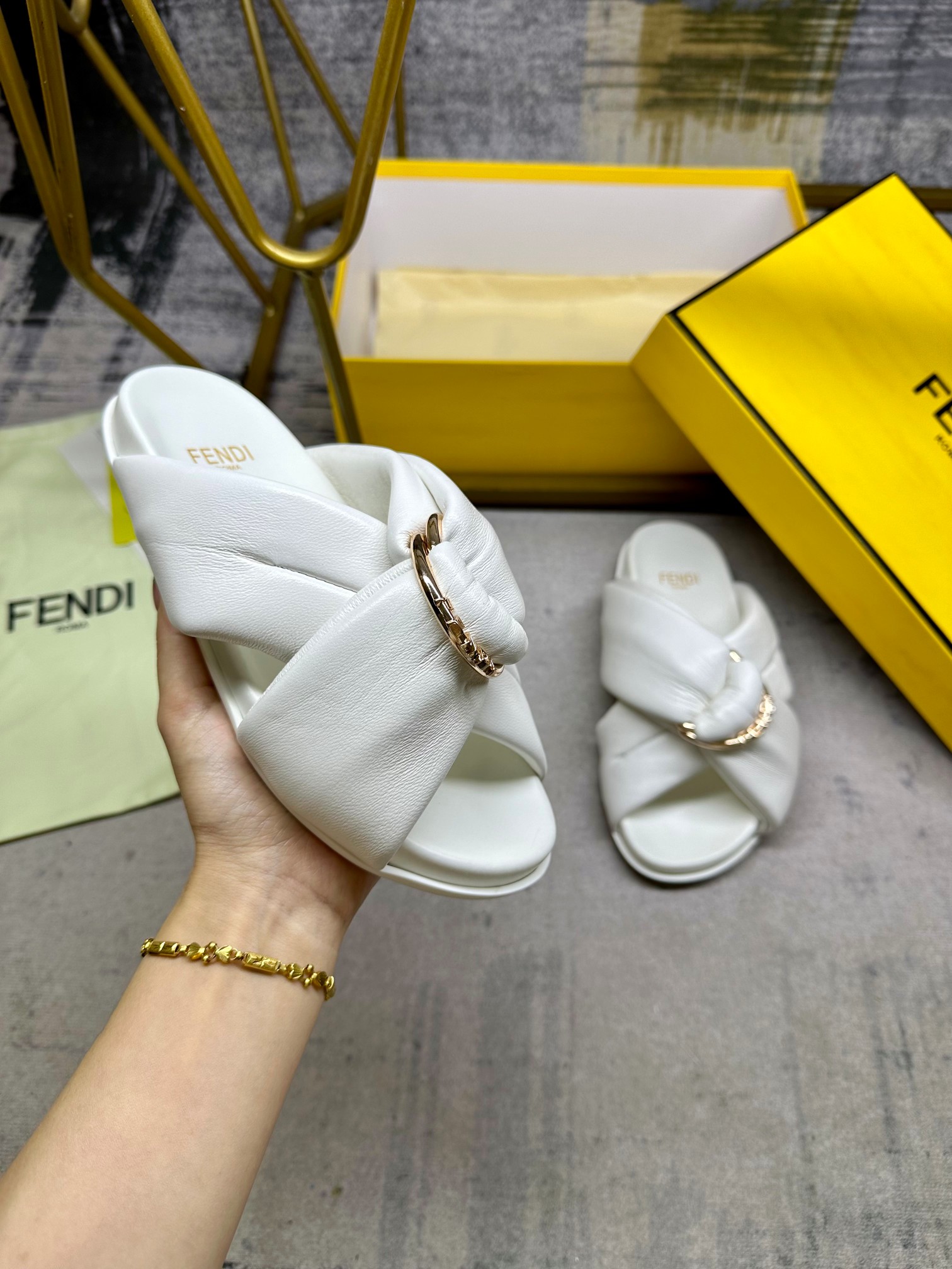 NO:232141,FENDI's latest bedding double-belt flat sandals, with three-dimensional FENDI lettering gold decorative D-ring buckle, fabric Napa soft leather material. Size 35-43, slippers, fendi, slippers19860909FENDI最新垫料双带平底凉拖鞋,带三维FENDI字样金色装饰性D环搭扣,面料纳帕柔软皮料材质.35-43码,拖鞋,fendi,slippers,Women's Shoes