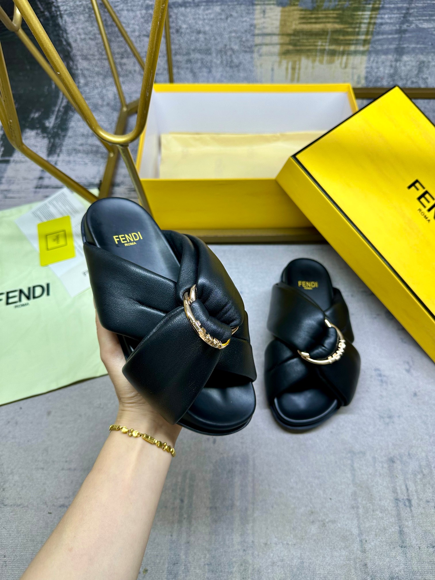 NO:244503,FENDI's latest bedding double-belt flat sandals, with three-dimensional FENDI lettering gold decorative D-ring buckle, fabric Napa soft leather material. Size 35-43, slippers, fendi, slippers19860909FENDI最新垫料双带平底凉拖鞋,带三维FENDI字样金色装饰性D环搭扣,面料纳帕柔软皮料材质.35-43码,拖鞋,fendi,slippers,Women's Shoes