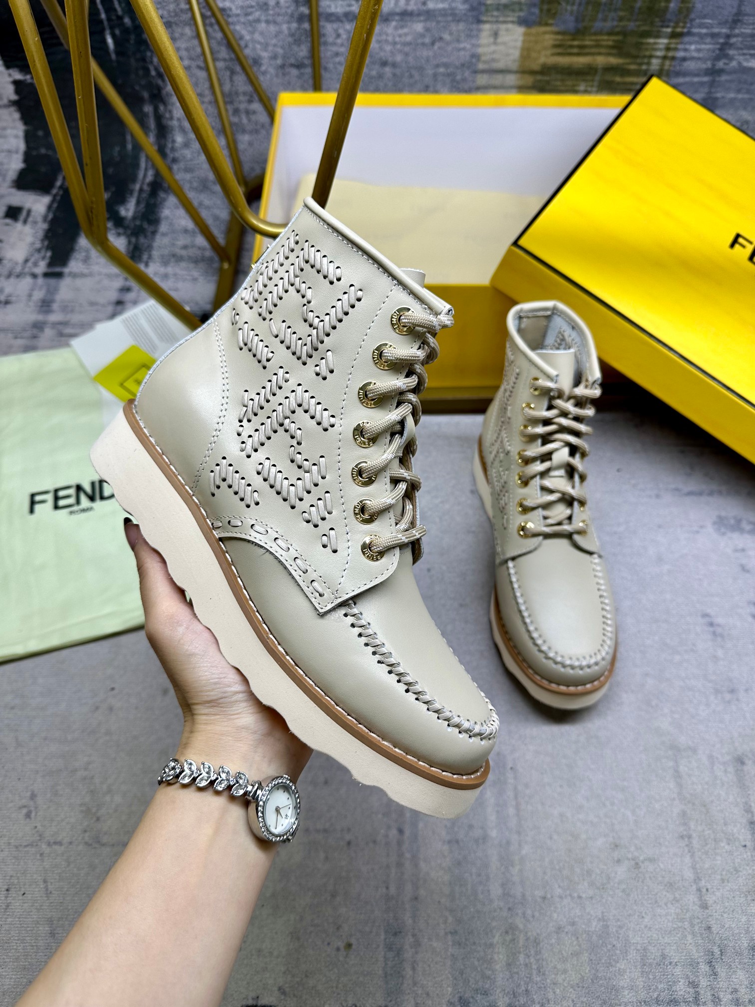 NO:222199,The lace-up ankle boots jointly created by Fendi and Red Wing are made of iconic loafer toe design. Beige cowhide material. The same-colored stitches on three sides are completely handmade to outline the iconic FF pattern. The sizes are 35-42, boots, fendi, loafers, boots, cowhide19860909Fendi与Red Wing联合打造的这款系带及踝靴采用标志性乐福鞋鞋头设计.米色牛皮材质.三侧的同色系线迹完全采用纯手工制作完成,勾勒出标志性FF图案.码数35-42码,,靴子,fendi,loafers,boots,cowhide,Women's Shoes