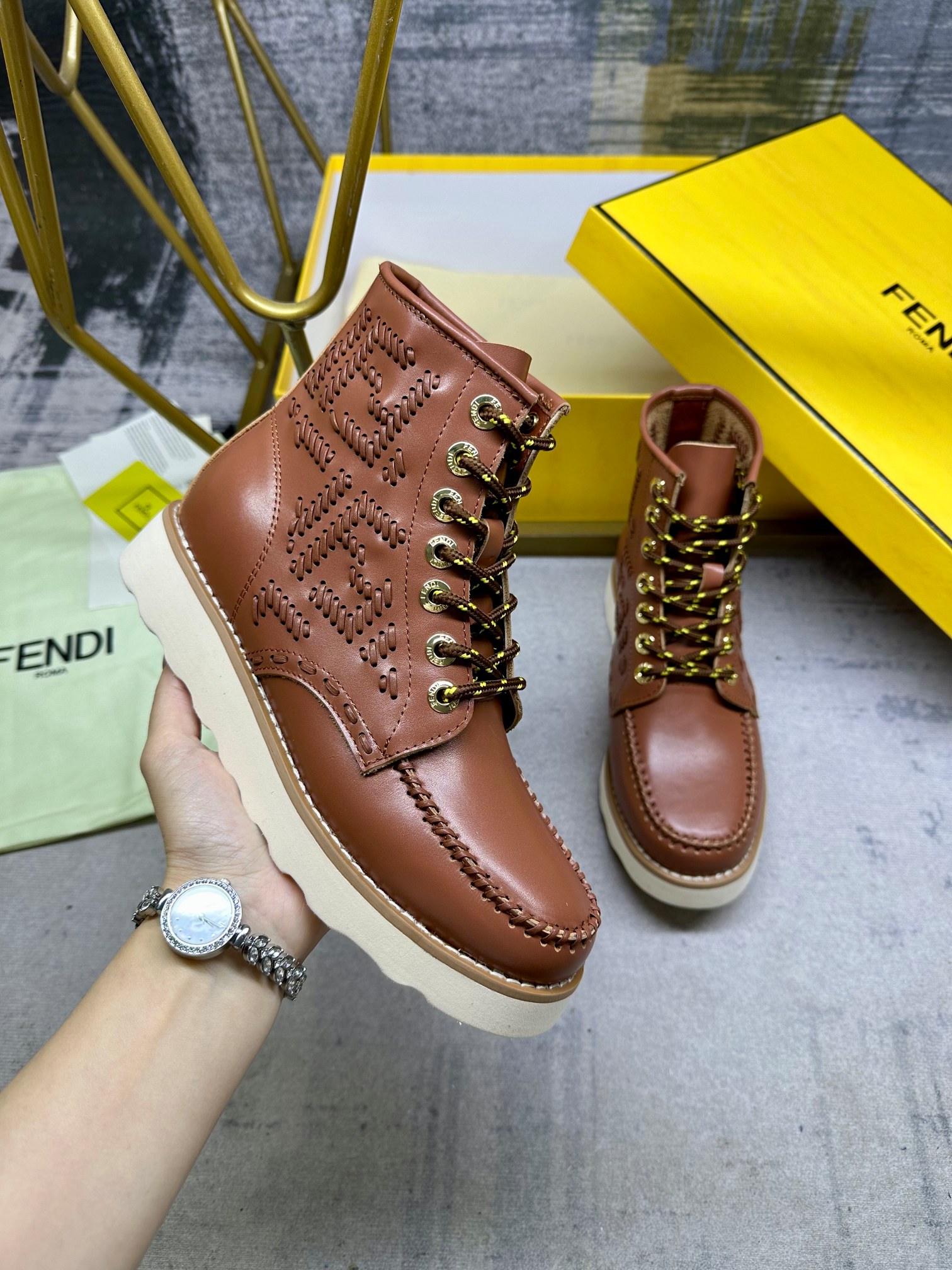 NO:222205,The lace-up ankle boots jointly created by Fendi and Red Wing are made of iconic loafer toe design. Ochre cowhide material. The same-colored stitches on three sides are completely handmade to outline the iconic FF pattern. The sizes are 35-42, boots, fendi, loafers, boots, cowhide19860909Fendi与Red Wing联合打造的这款系带及踝靴采用标志性乐福鞋鞋头设计.赭色牛皮材质.三侧的同色系线迹完全采用纯手工制作完成,勾勒出标志性FF图案.码数35-42码,,靴子,fendi,loafers,boots,cowhide,Women's Shoes