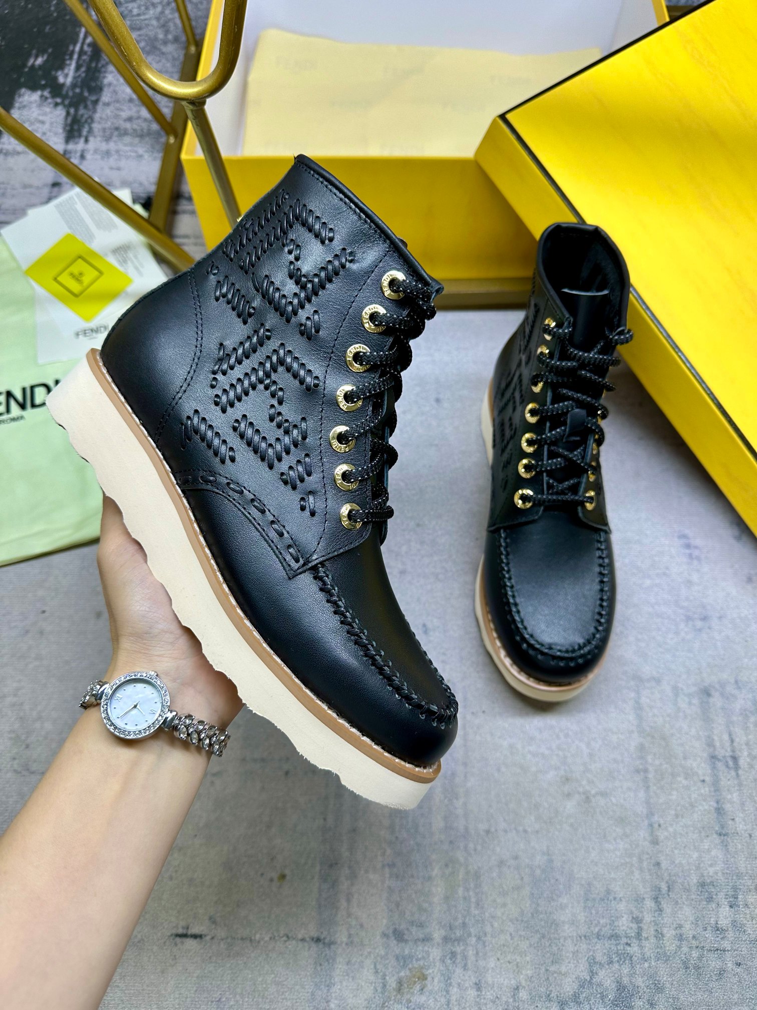 NO:222211,The lace-up ankle boots jointly created by Fendi and Red Wing are made of iconic loafer toe design. Black cowhide material. The same-colored stitches on three sides are completely handmade, outlining the iconic FF pattern. The sizes are 35-42, boots, fendi, loafers, boots, cowhide19860909Fendi与Red Wing联合打造的这款系带及踝靴采用标志性乐福鞋鞋头设计.黑色牛皮材质.三侧的同色系线迹完全采用纯手工制作完成,勾勒出标志性FF图案.码数35-42码,,靴子,fendi,loafers,boots,cowhide,Women's Shoes