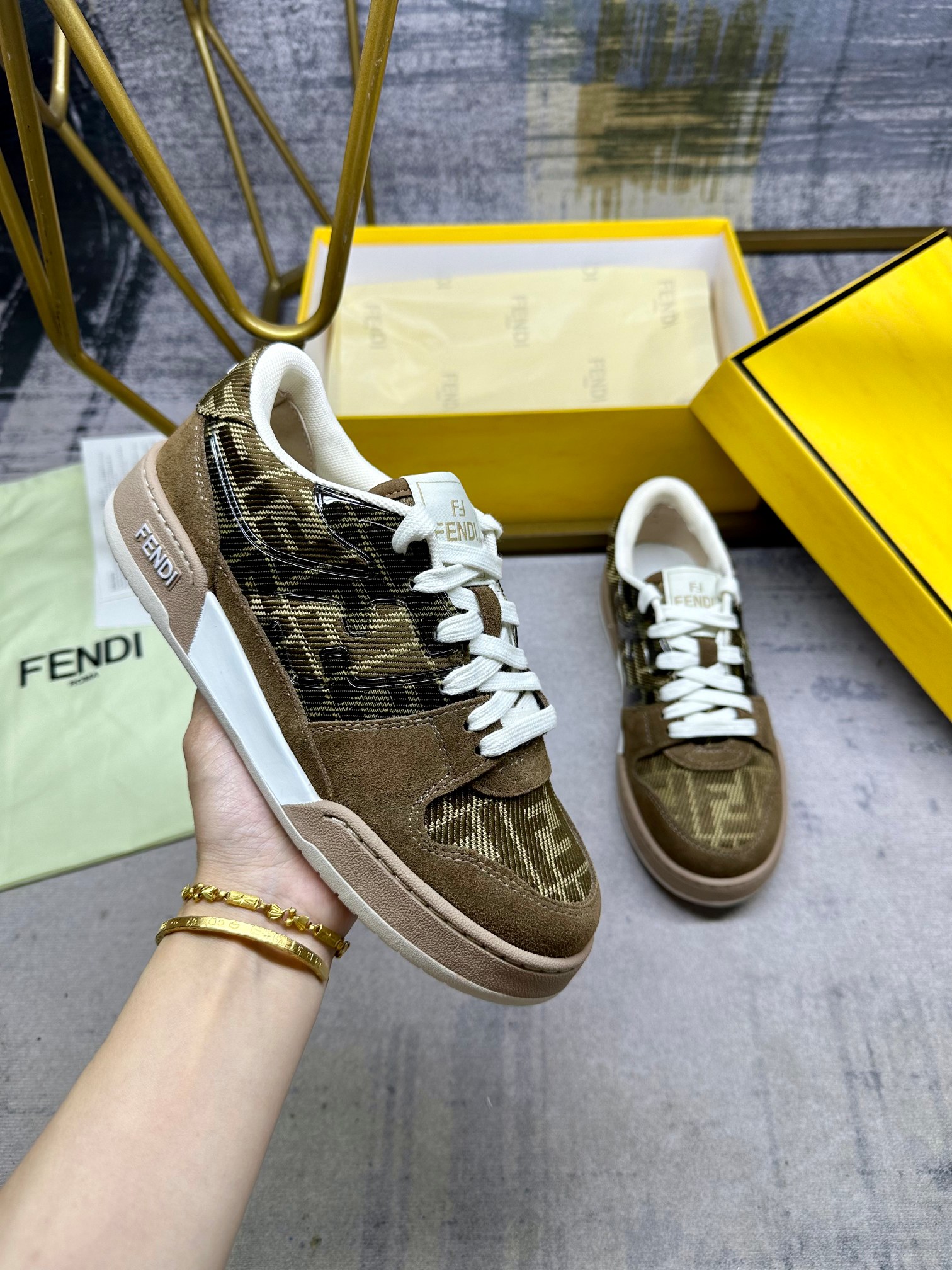 NO:258941,FENDI Match Lace-up Sneakers, Brown FF Jacquard fabric and Same Color Suede Material Details, Side Decoration with Injection-Molded FF Decals. Women's Size 35-40, Men's Size 39-45, Casual Shoes/Sneakers, Fendi, Sneakers19860909FENDI Match系带最新运动鞋,棕色FF提花面料和同色绒面材质细节,侧面饰以注塑FF贴花.女码35-40码,男码39-45码,休闲鞋/运动鞋,fendi,sneakers,Women's Shoes