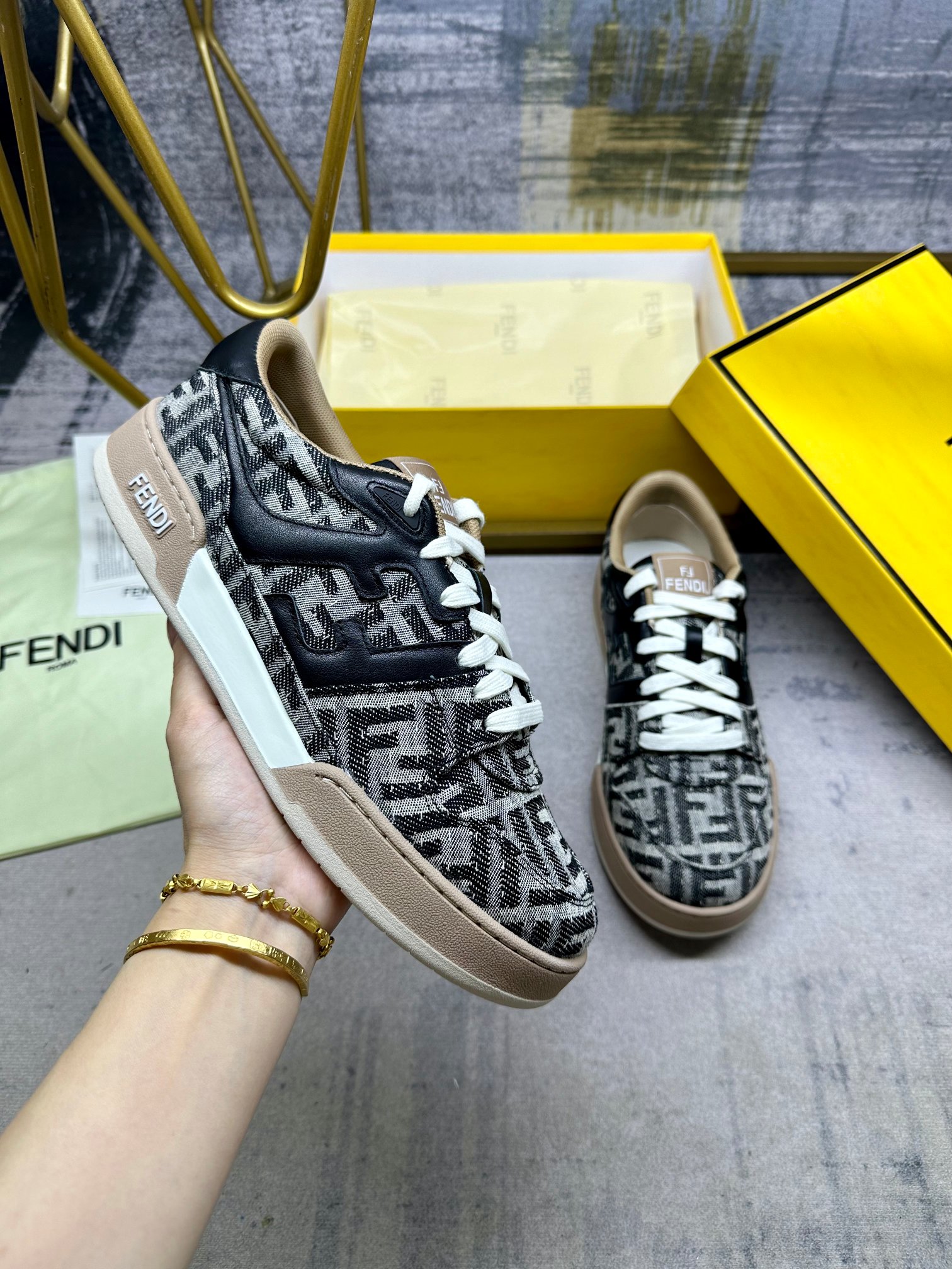 NO:258943,FENDI Match Lace-up Sneakers, Black FF imitation denim fabric material, decorated with full contrast vertical stitching and cowhide inspired by the iconic selleria craftsmanship. Women's Size 35-40, Men's Size 39-45, Casual Shoes/Sneakers, fendi, sneakers, cowhide19860909FENDI Match系带最新运动鞋,黑色FF仿牛仔面料材质,饰有灵感源自标志性selleria工艺的全幅撞色垂直缝线和同色牛皮.女码35-40码,男码39-45码,休闲鞋/运动鞋,fendi,sneakers,cowhide,Women's Shoes