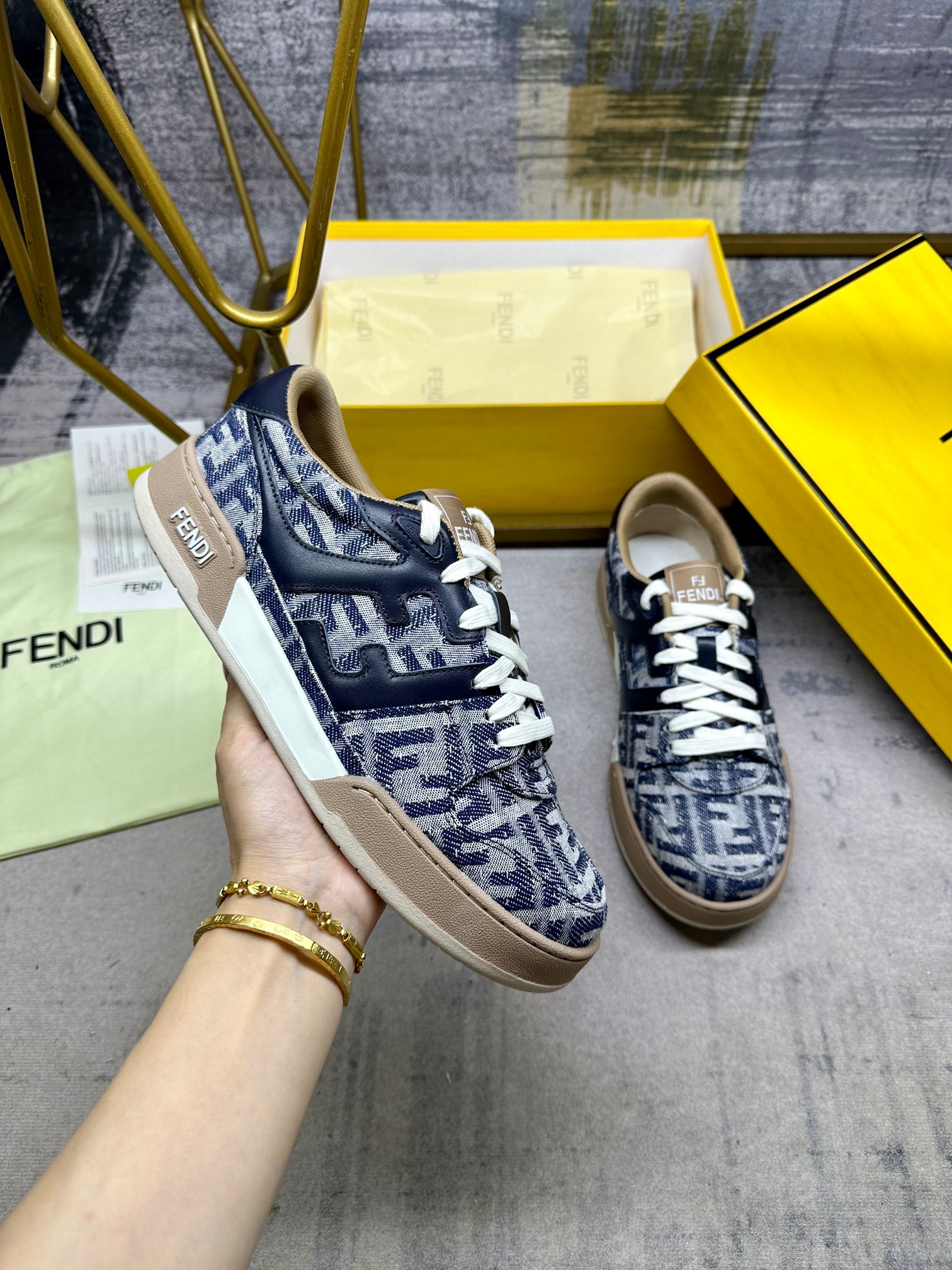 NO:258945,FENDI Match Lace-up Sneakers, black and blue FF imitation denim fabric material, decorated with full contrast vertical stitching and cowhide inspired by the iconic selleria craftsmanship. Women's size 35-40, men's size 39-45, casual shoes/sports shoes, fendi, sneakers, cowhide19860909FENDI Match系带最新运动鞋,黑蓝色FF仿牛仔面料材质,饰有灵感源自标志性selleria工艺的全幅撞色垂直缝线和同色牛皮.女码35-40码,男码39-45码,休闲鞋/运动鞋,fendi,sneakers,cowhide,Women's Shoes