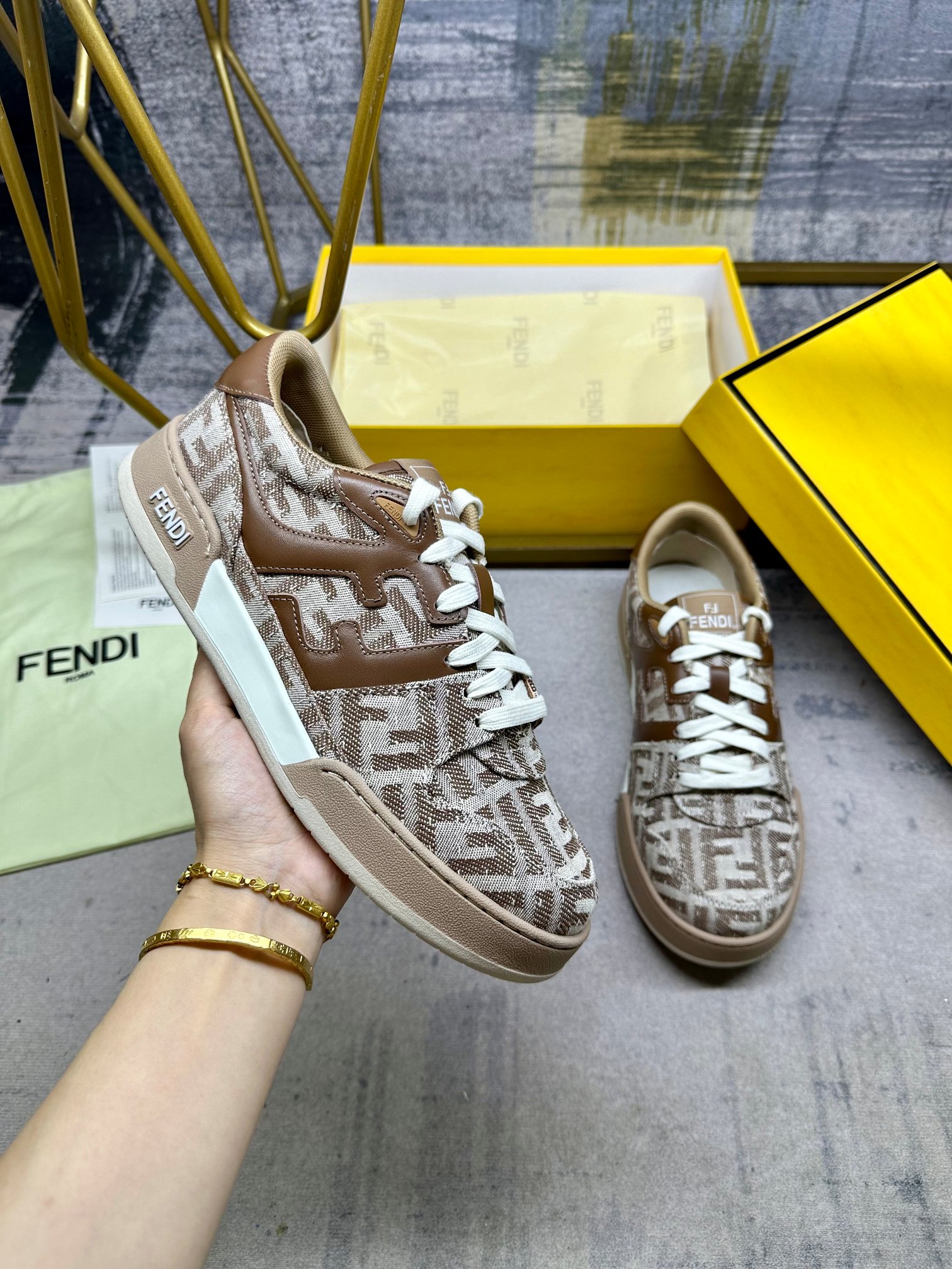 NO:258947,FENDI Match Lace-up Sneakers, Brown FF imitation denim fabric material, decorated with full contrast vertical stitching and cowhide inspired by the iconic selleria craftsmanship. Women's size 35-40, men's size 39-45, casual shoes/sports shoes, fendi, sneakers, cowhide19860909FENDI Match系带最新运动鞋,棕色FF仿牛仔面料材质,饰有灵感源自标志性selleria工艺的全幅撞色垂直缝线和同色牛皮.女码35-40码,男码39-45码,休闲鞋/运动鞋,fendi,sneakers,cowhide,Women's Shoes