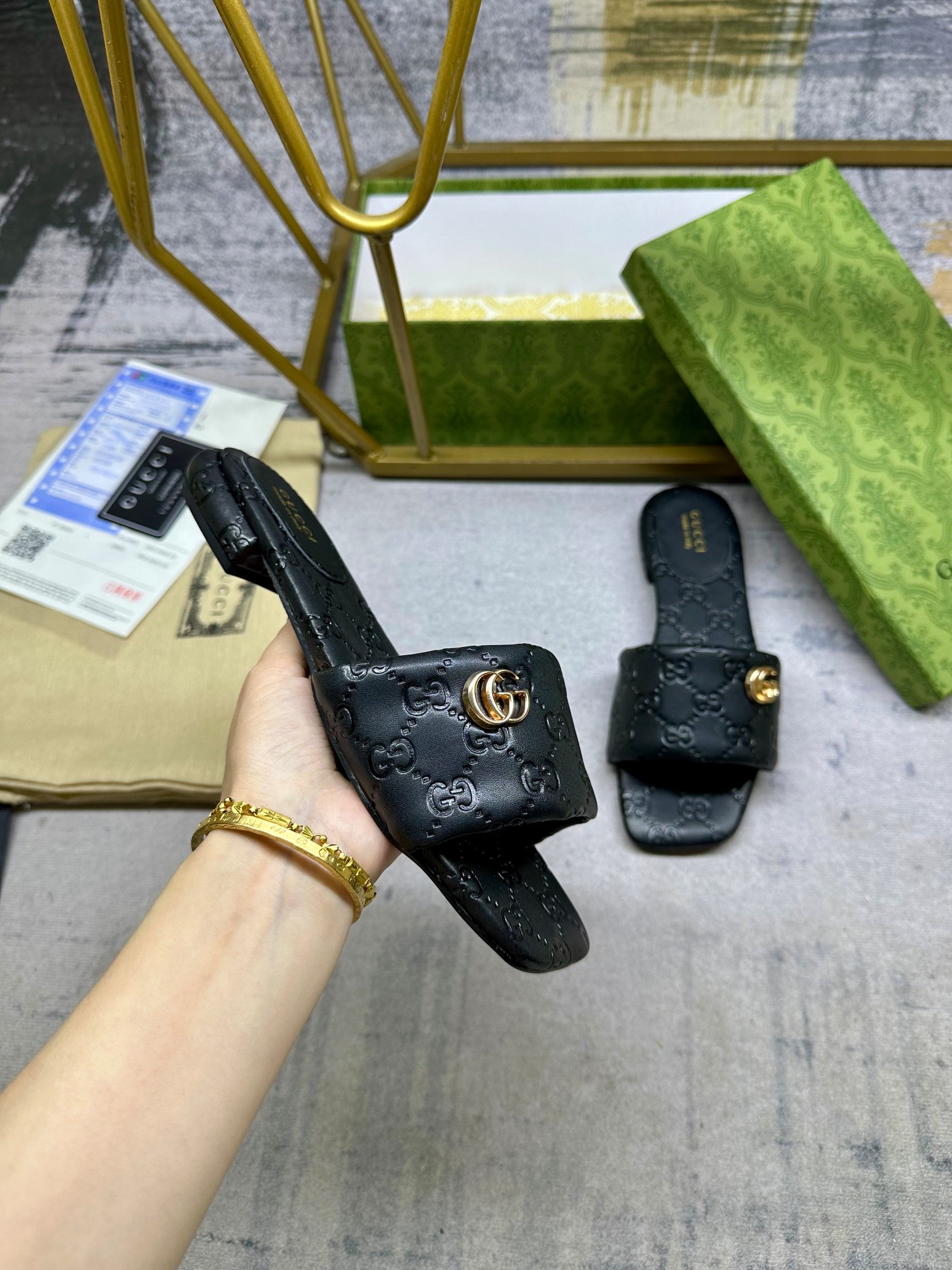 NO:258952,Gucci's latest popular slippers, this unique shoe is made of high-quality GG leather, integrating brand collection design and modern elegant style. This slipper embellishes the iconic double G hardware accessories, showing the classic charm and brand style, sheepskin lining, size 35-42, low-priced rubber soles, genuine leather soles, slippers, gucci, slippers, sheepskin, Leather soles19860909Gucci最新爆款拖鞋,这款个性十足的鞋履以优质GG皮料匠心打造,集品牌典藏设计与现代优雅格调于一体.这款拖鞋缀饰标志性双G五金配件,尽显经典魅力与品牌格调,羊皮内里,35-42码,跑量低价橡胶大底,真皮大底,拖鞋,gucci,slippers,sheepskin,Leather soles,Women's Shoes