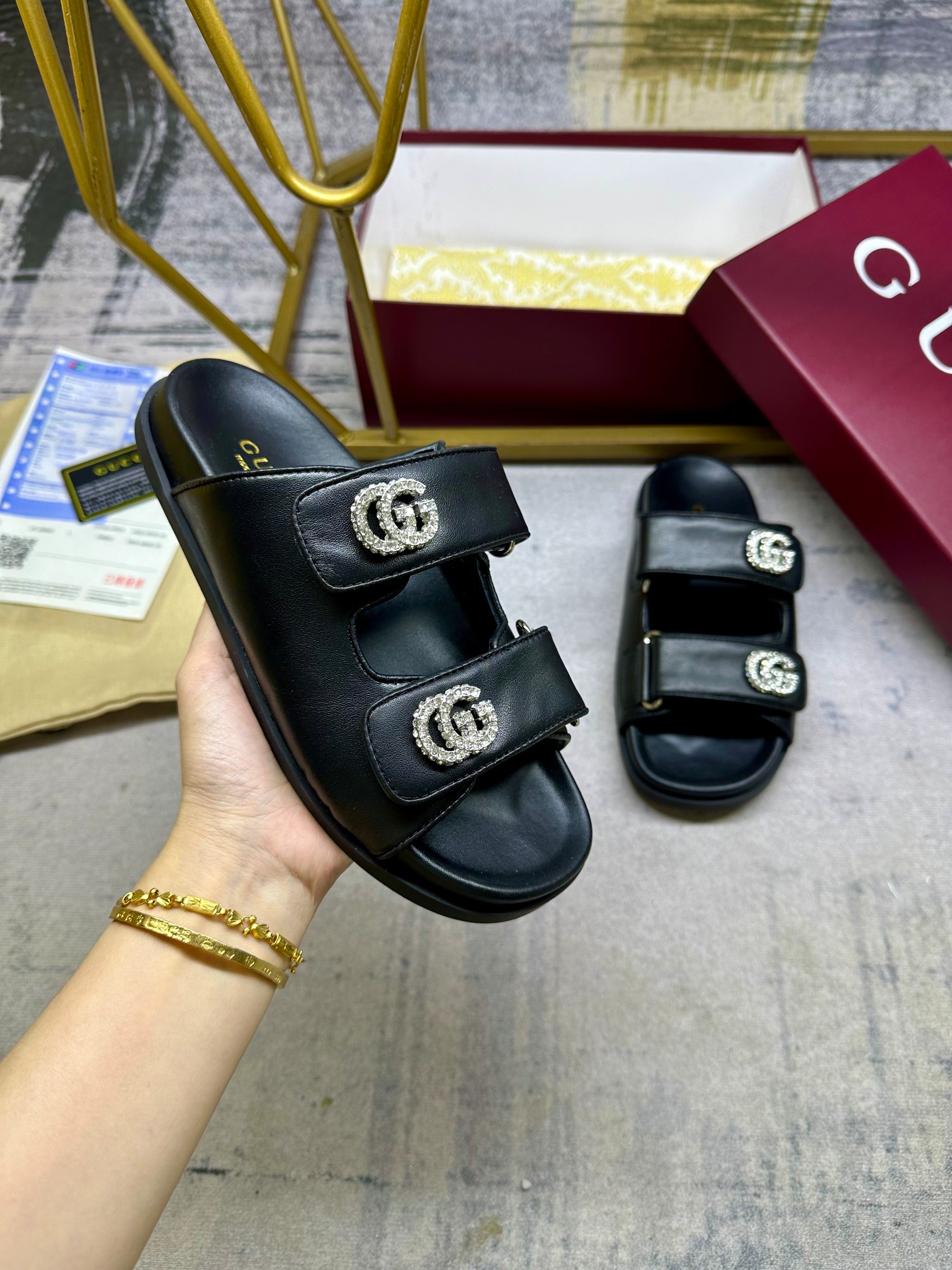 NO:258946,Gucci's latest popular slippers, double straps, Velcro straps adjustable, double G-diamond fasteners embellished on cowhide fabric. Size 35-41 sizes, running volume and price, slippers, gucci, slippers, cowhide19860909Gucci最新爆款拖鞋,双条带魔术贴带可调节,牛皮面料上缀饰双G钻扣件.码数35-41码,跑量价,拖鞋,gucci,slippers,cowhide,Women's Shoes