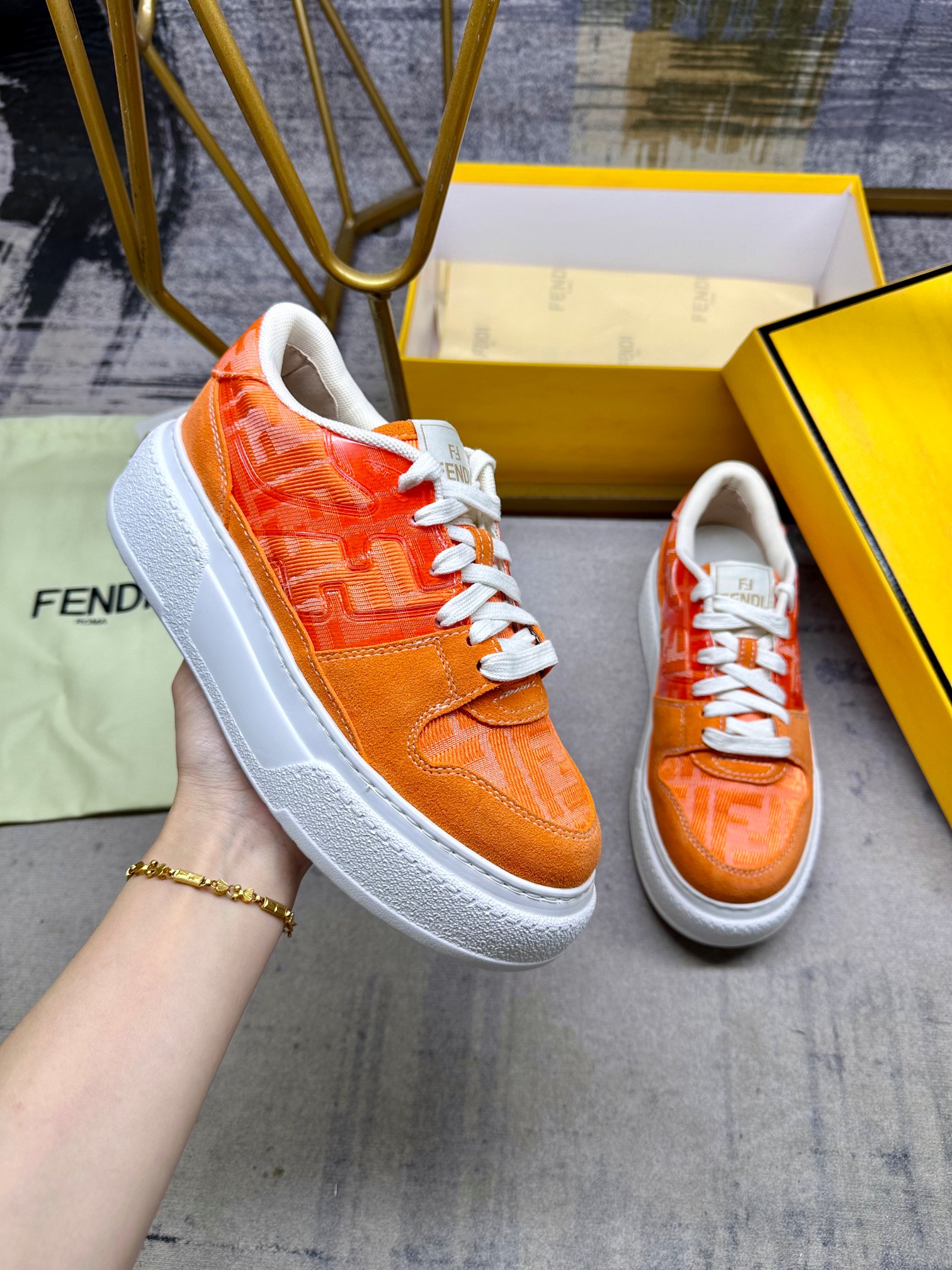 NO:258926,FENDI Match Lace-up Sneakers, orange FF jacquard fabric and same-color suede material details, side decoration with injection molded FF decals. Women's size 35-40, men's size 39-45, casual shoes/sports shoes, fendi, sneakers19860909FENDI Match系带最新运动鞋,橘色FF提花面料和同色绒面材质细节,侧面饰以注塑FF贴花.女码35-40码,男码39-45码,休闲鞋/运动鞋,fendi,sneakers,Women's Shoes