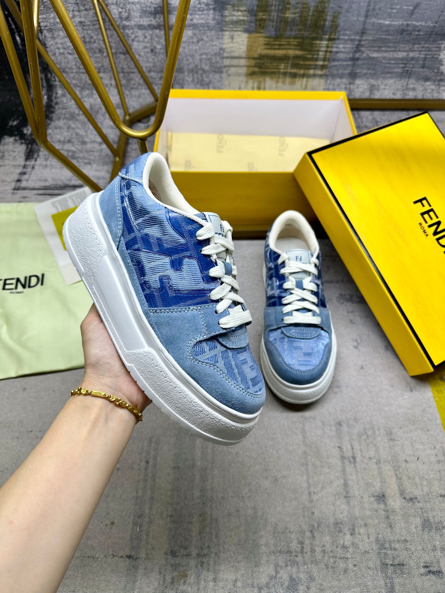 NO:258928,FENDI Match Lace-up Sneakers, Blue FF Jacquard fabric and Same Color Suede Material Details, Side Decoration with Injection-Molded FF Decals. Women's Size 35-40, Men's Size 39-45, Casual Shoes/Sneakers, Fendi, Sneakers19860909FENDI Match系带最新运动鞋,蓝色FF提花面料和同色绒面材质细节,侧面饰以注塑FF贴花.女码35-40码,男码39-45码,休闲鞋/运动鞋,fendi,sneakers,Women's Shoes