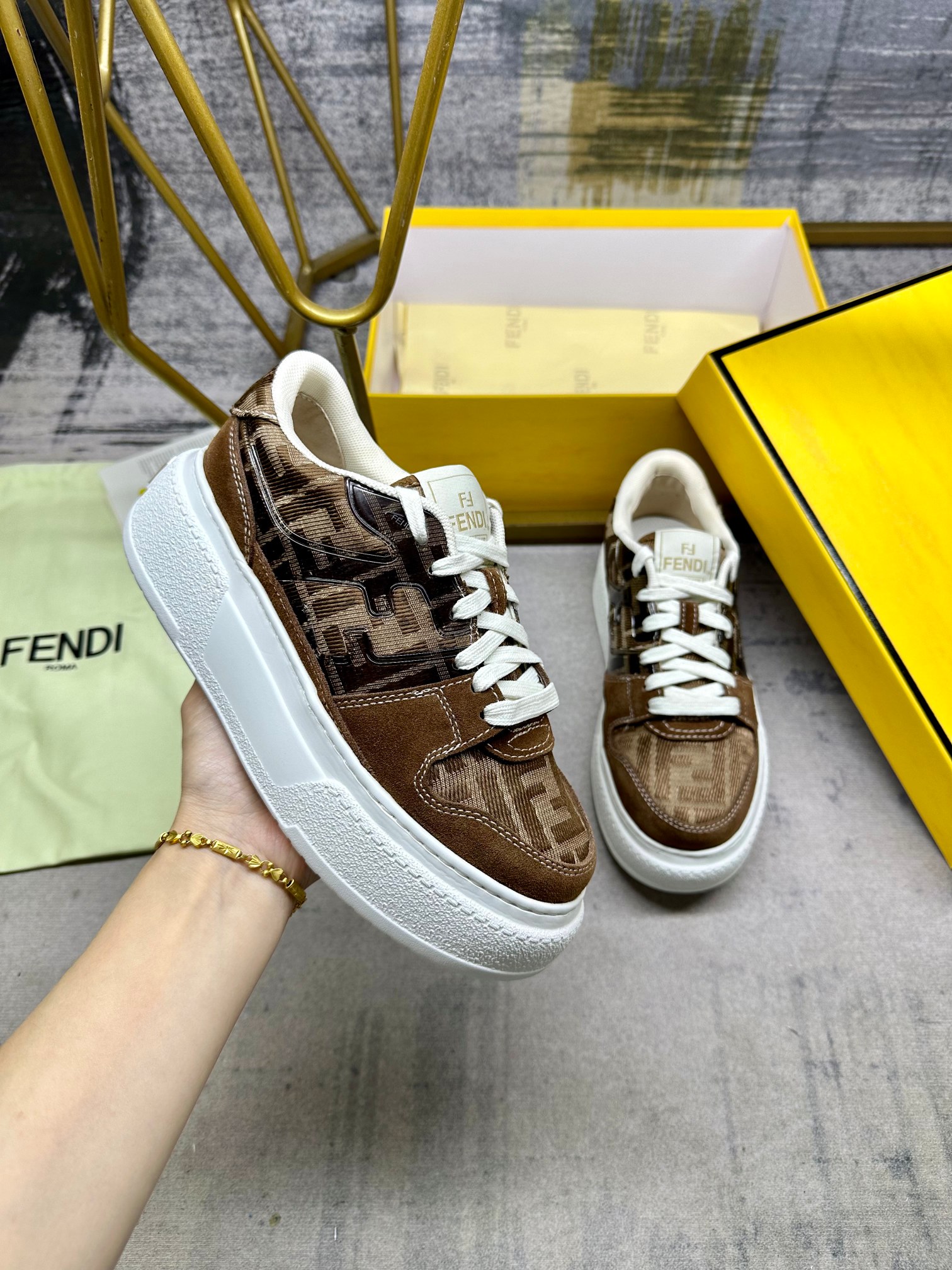 NO:258931,FENDI Match Lace-up Sneakers, khaki FF jacquard fabric and suede material details, side decoration with injection molded FF decals. Women's size 35-40, men's size 39-45, casual shoes/sports shoes, fendi, sneakers19860909FENDI Match系带最新运动鞋,卡其色FF提花面料和同色绒面材质细节,侧面饰以注塑FF贴花.女码35-40码,男码39-45码,休闲鞋/运动鞋,fendi,sneakers,Women's Shoes