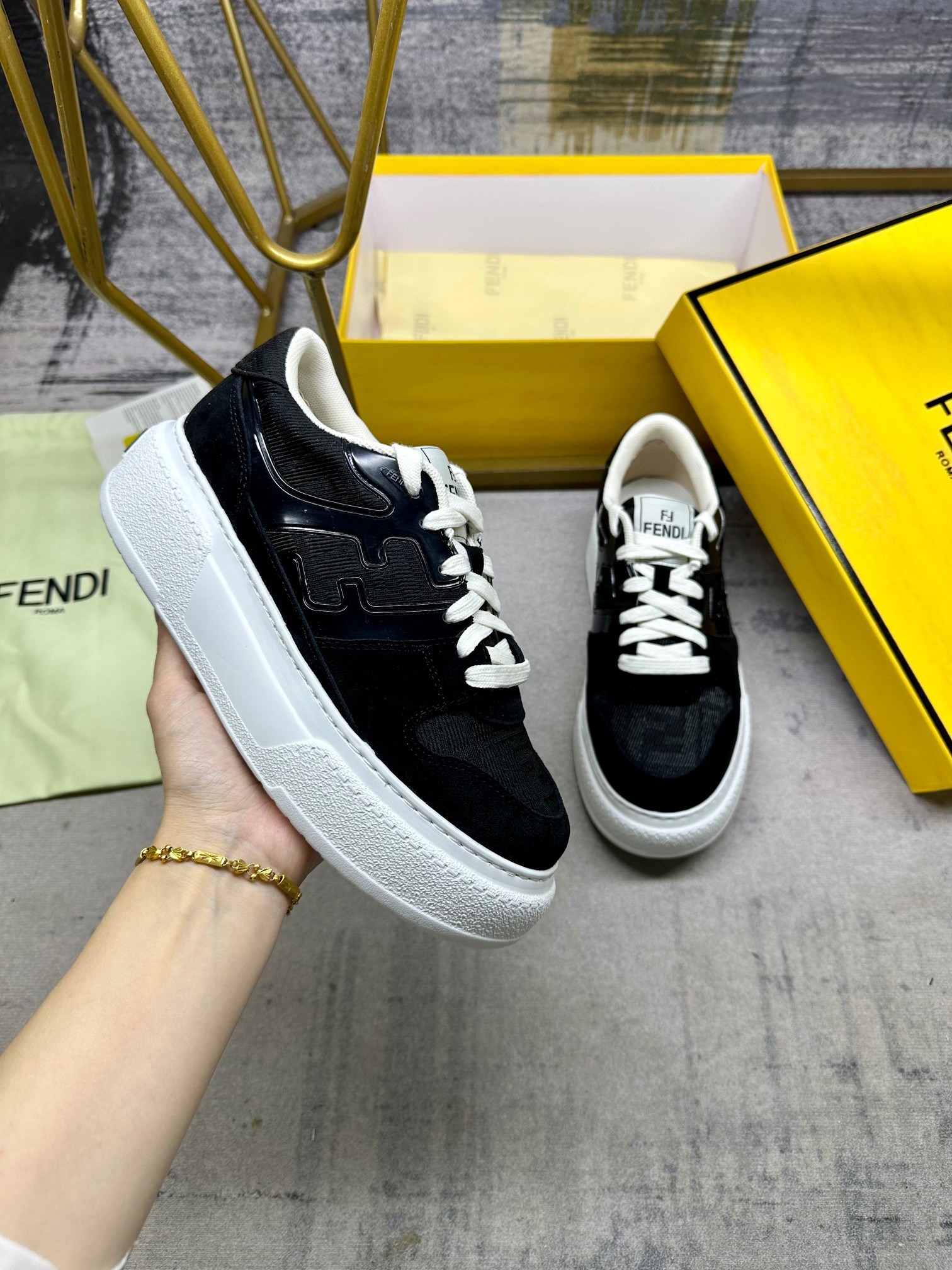NO:258933,FENDI Match Lace-up Sneakers, orange FF jacquard fabric and same-color suede material details, side decoration with injection molded FF decals. Women's size 35-40, men's size 39-45, casual shoes/sports shoes, fendi, sneakers19860909FENDI Match系带最新运动鞋,橘色FF提花面料和同色绒面材质细节,侧面饰以注塑FF贴花.女码35-40码,男码39-45码,休闲鞋/运动鞋,fendi,sneakers,Women's Shoes