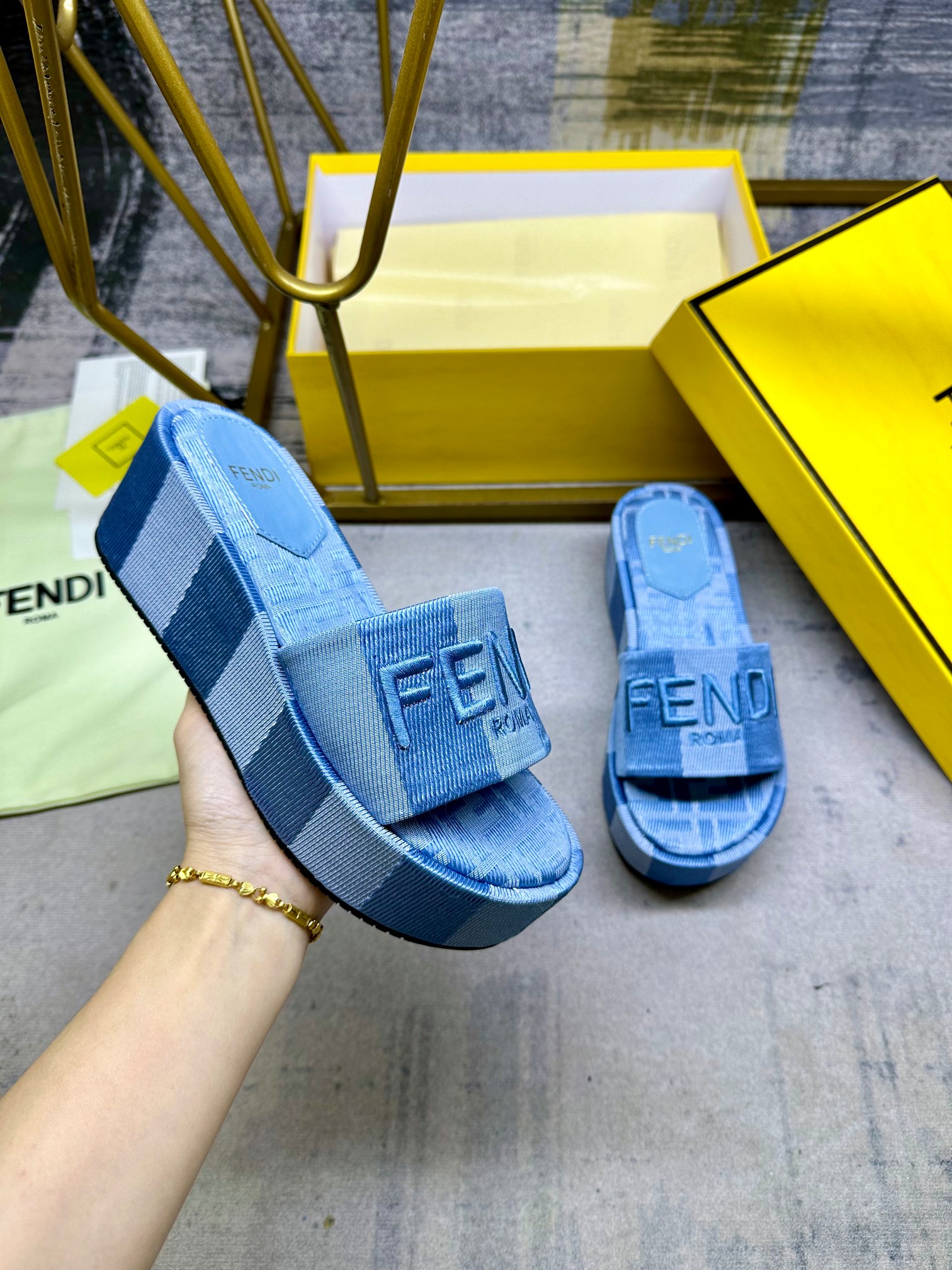 NO:244496,FENDI's latest popular broadband thick-soled slippers, striped canvas material   FF jacquard canvas sole, FENDI silk embroidery, size 35-42, slippers, fendi, slippers19860909FENDI最新爆款宽带厚底拖鞋,条纹帆布材料 FF提花帆布鞋底,FENDI丝线刺绣,35-42码,,拖鞋,fendi,slippers,Women's Shoes