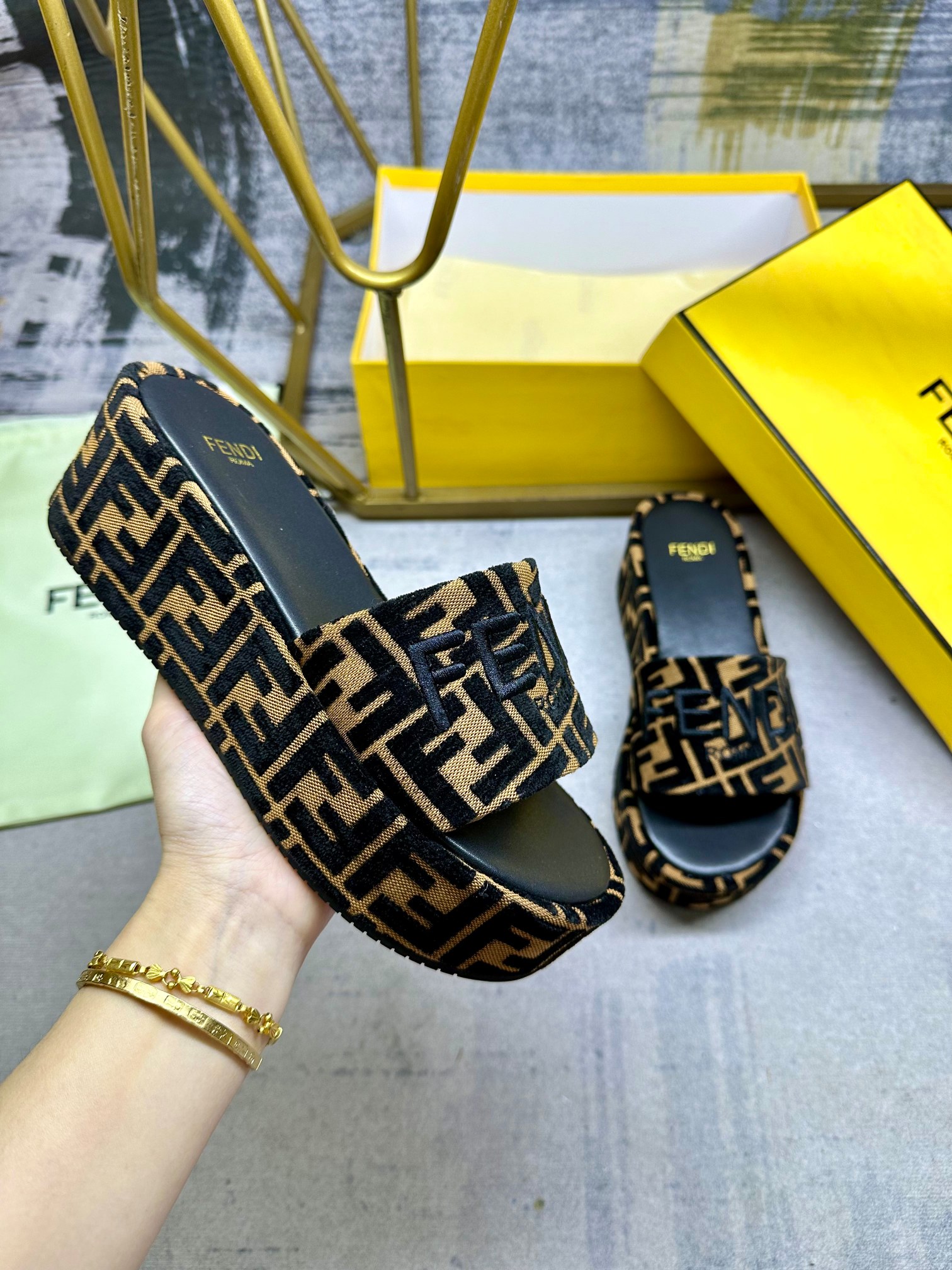 NO:244480,FENDI's latest hit broadband thick-soled slippers, denim material decorated with iconic Chenille FF jacquard pattern, same-color leather insole, same-color FENDI silk embroidery, size 35-42, P, slippers, fendi, slippers19860909FENDI最新爆款宽带厚底拖鞋,牛仔布材质饰有标志性雪尼尔FF提花图案,同色皮革鞋垫,同色FENDI丝线刺绣,35-42码,P,拖鞋,fendi,slippers,Women's Shoes