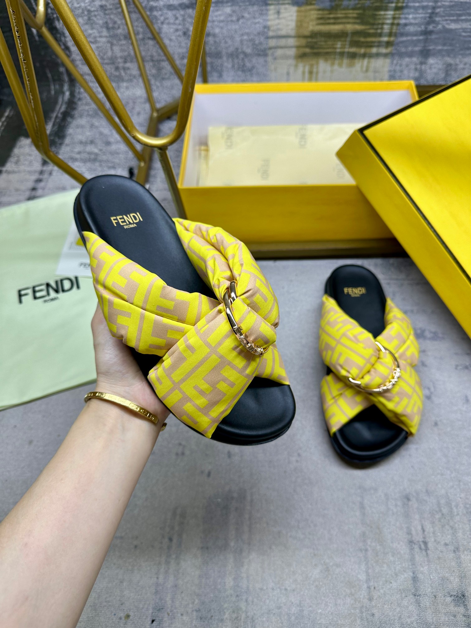 NO:244505,FENDI's latest bedding double-belt flat sandals, with three-dimensional FENDI lettering gold decorative D-ring buckle, satin material with brown iconic FF pattern. Size 35-43, slippers, fendi, slippers19860909FENDI最新垫料双带平底凉拖鞋,带三维FENDI字样金色装饰性D环搭扣,缎面材质饰有棕色标志性FF图案.35-43码,拖鞋,fendi,slippers,Women's Shoes