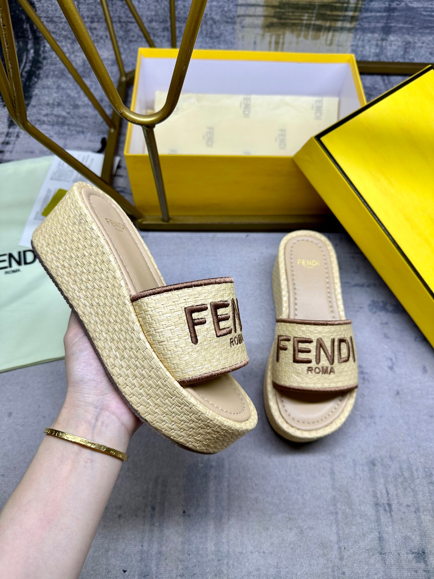 NO:244486,FENDI's latest broadband thick-soled sandals. Primary color interwoven fiber glue lafite material. Same color leather insole. Silk FENDI Roma embroidery, size 35-42, P, slippers, fendi, sandals, slippers19860909FENDI最新宽带厚底凉鞋.原色交织纤维胶拉菲草材质.同色系皮料内底.丝线FENDI Roma刺绣,35-42码,P,拖鞋,fendi,sandals,slippers,Women's Shoes