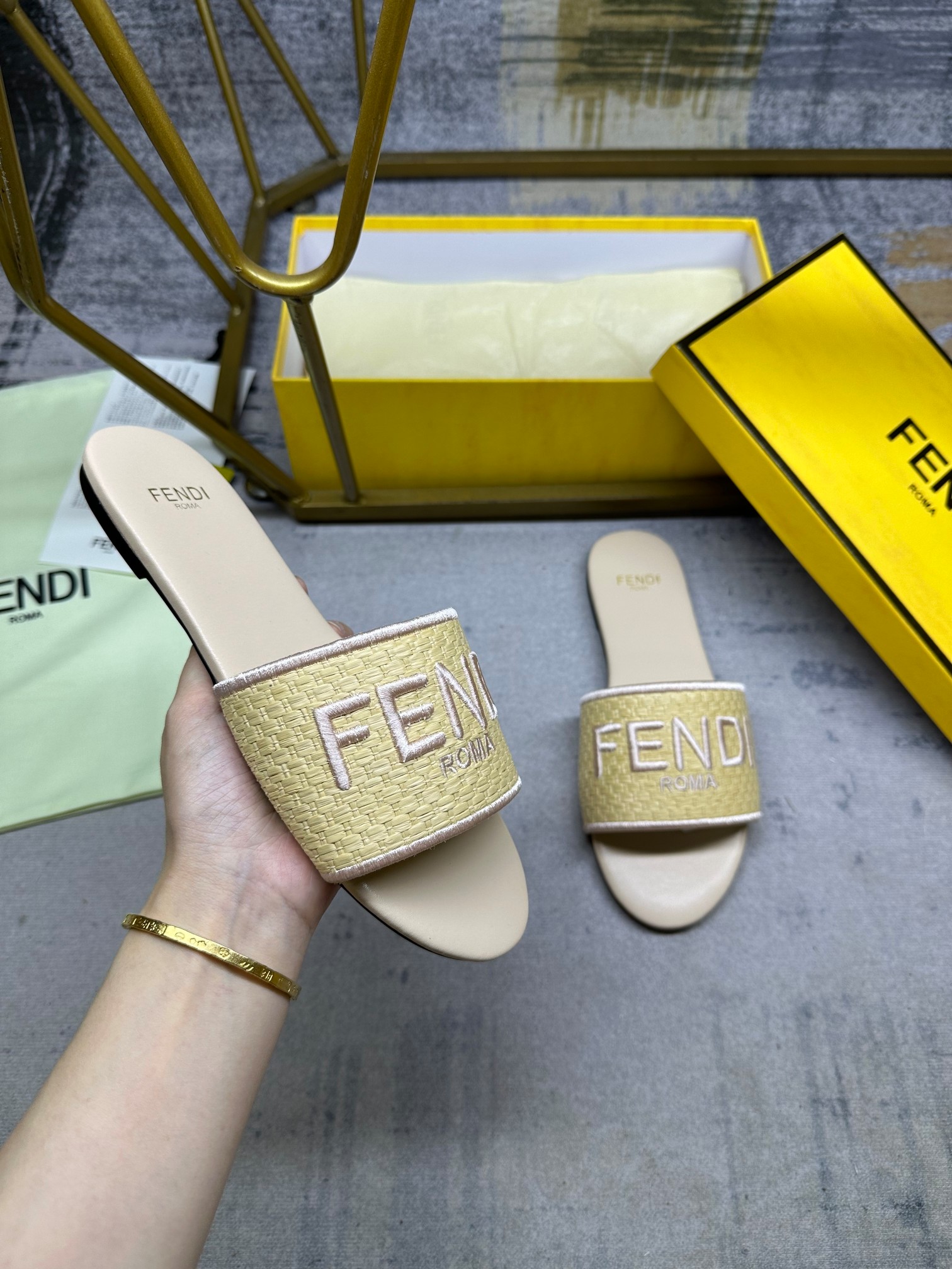 NO:244482,FENDI's latest broadband flat-soled slippers. Primary color interwoven fiber glue lafite material. All foot pads in the same color system. Silk FENDI Roma embroidery, size 35-42, rubber outsol P, leather outsol P, slippers, fendi, slippers, Leather soles19860909FENDI最新宽带平底拖鞋.原色交织纤维胶拉菲草材质.同色系全部垫脚.丝线FENDI Roma刺绣,35-42码,橡胶大底P,真皮大底P,拖鞋,fendi,slippers,Leather soles,Women's Shoes
