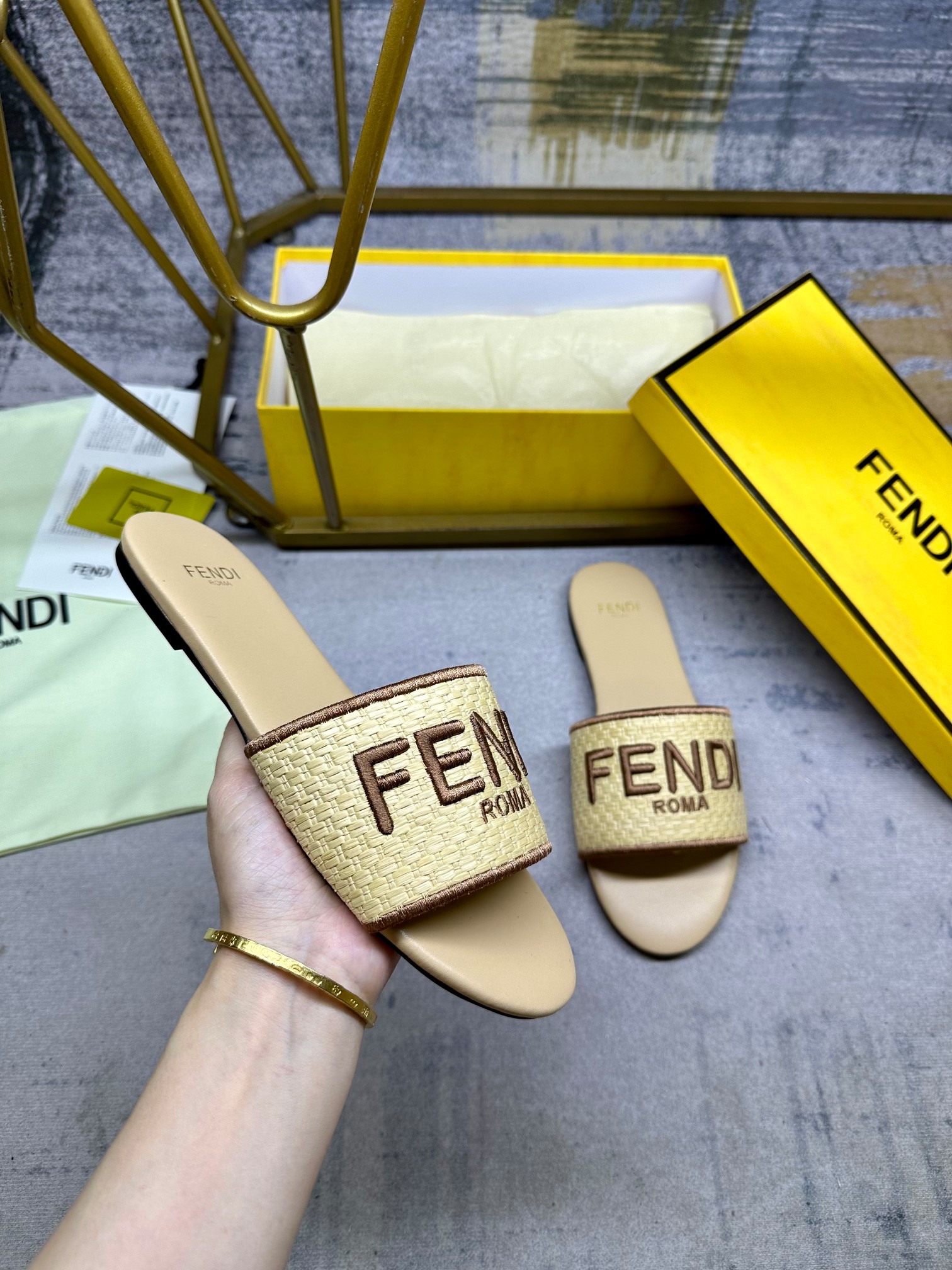 NO:244484,FENDI's latest broadband flat-soled slippers. Primary color interwoven fiber glue lafite material. Fully-inclusive footbed in the same color. Silk FENDI Roma embroidery, size 35-42, rubber outsolution P, leather outsolution P, slippers, fendi, slippers, Leather soles19860909FENDI最新宽带平底拖鞋.原色交织纤维胶拉菲草材质.同色系全包垫脚.丝线FENDI Roma刺绣,35-42码,橡胶大底P,真皮大底P,拖鞋,fendi,slippers,Leather soles,Women's Shoes