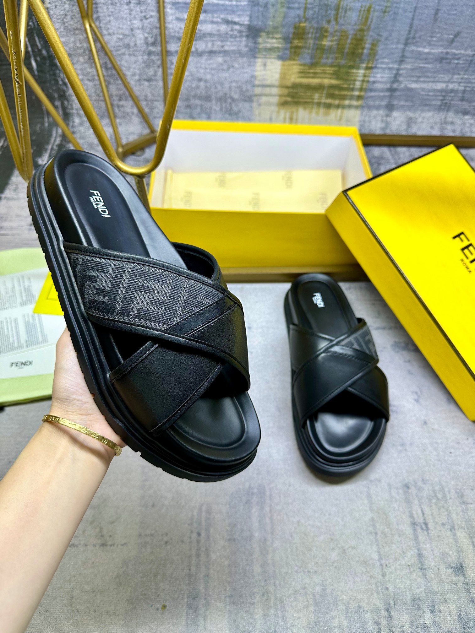 NO:254768,FENDI's latest cross-strip slippers, grey FF jacquard and black cowhide splicing, black belt oblique inlay, non-slip rubber sole, men's size 38-45, slippers, fendi, slippers, cowhide19860909FENDI最新交叉条带拖鞋,灰色FF提花和黑色牛皮拼接 ,黑带斜向镶饰,防滑橡胶鞋底,男38-45码,,拖鞋,fendi,slippers,cowhide,Women's Shoes