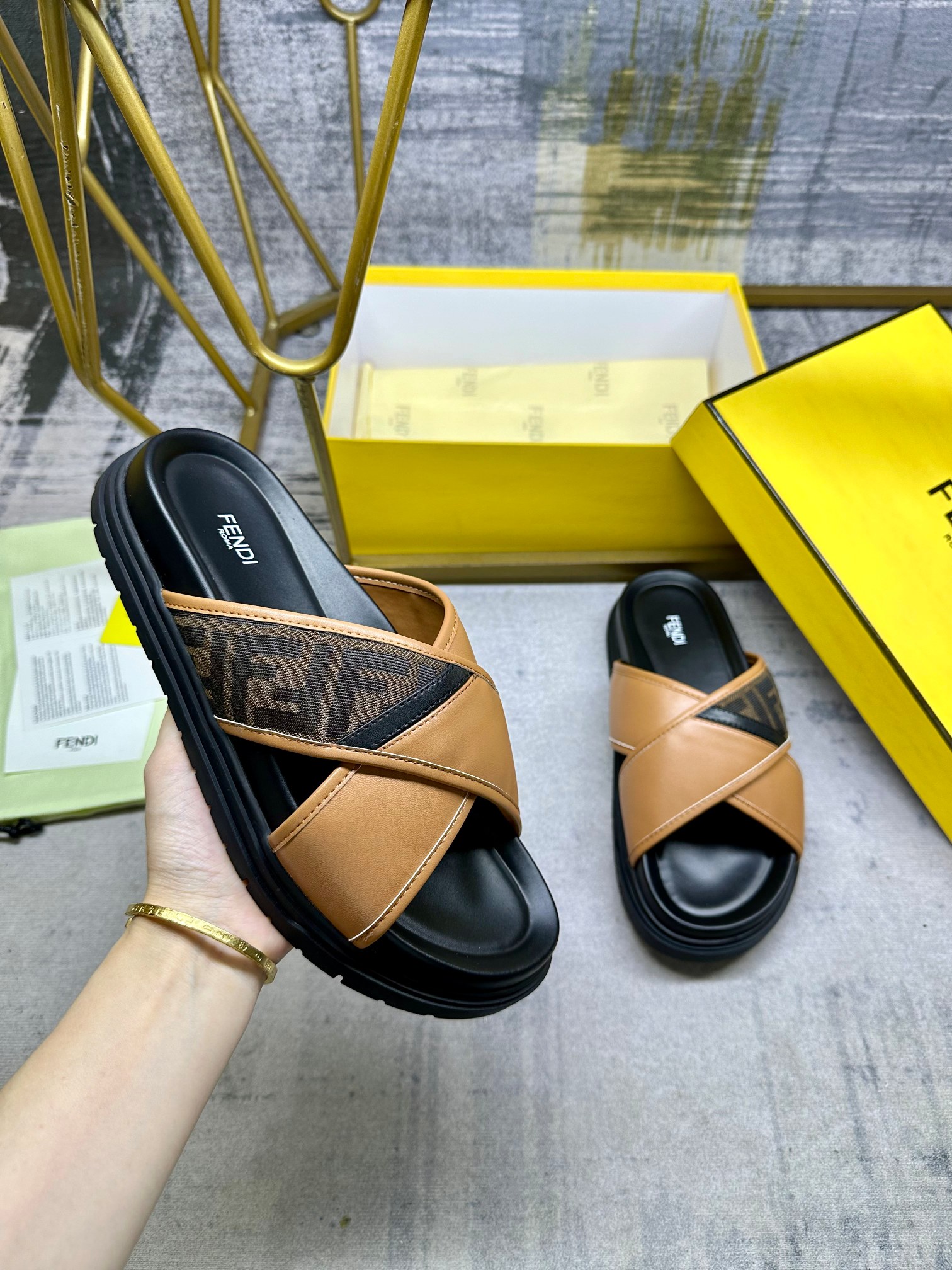 NO:254778,FENDI's latest cross-strip slippers, brown FF jacquard and brown cowhide splicing, black belt oblique inlay, non-slip rubber sole, men's size 38-45, slippers, fendi, slippers, cowhide19860909FENDI最新交叉条带拖鞋,棕色FF提花和棕色牛皮拼接 ,黑带斜向镶饰,防滑橡胶鞋底,男38-45码,,拖鞋,fendi,slippers,cowhide,Women's Shoes