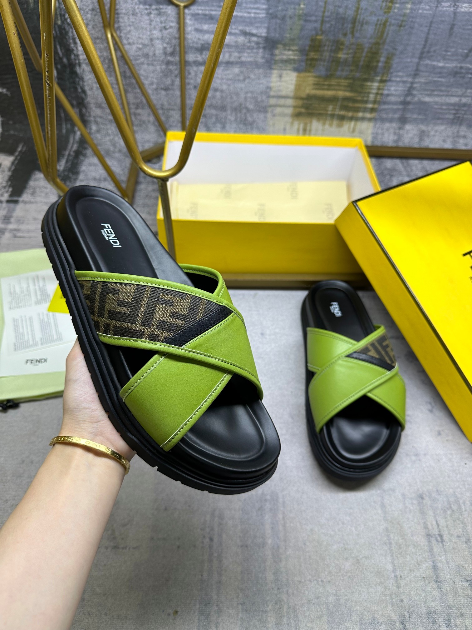 NO:254783,FENDI's latest cross-striped slippers, military green FF jacquard and green cowhide splicing, black belt oblique inlay, non-slip rubber sole, men's size 38-45, slippers, fendi, slippers, cowhide19860909FENDI最新交叉条带拖鞋,军绿色FF提花和绿色牛皮拼接 ,黑带斜向镶饰,防滑橡胶鞋底,男38-45码,,拖鞋,fendi,slippers,cowhide,Women's Shoes