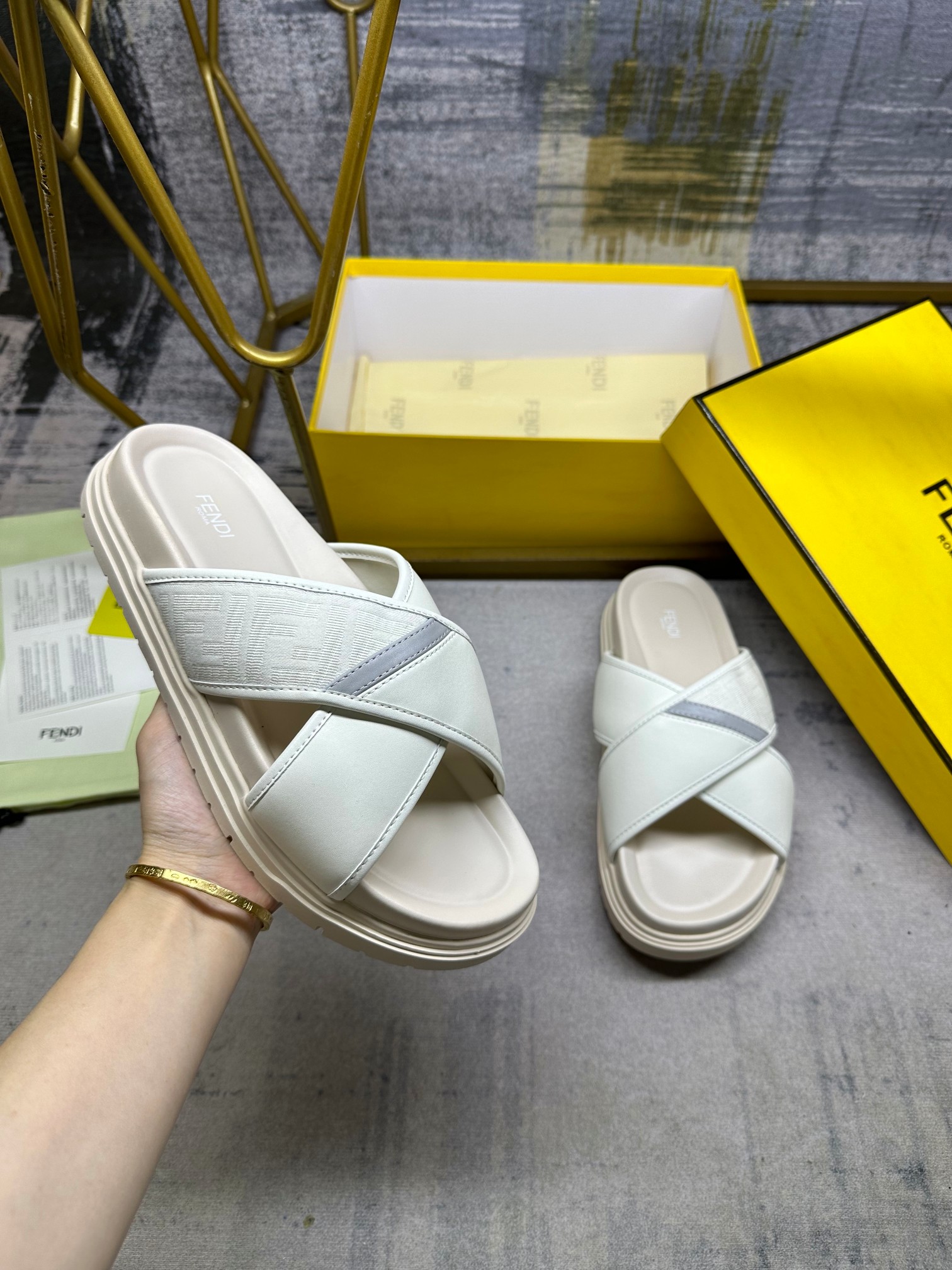 NO:254749,FENDI's latest cross-strip slippers, off-white FF jacquard and off-white cowhide splicing, gray strap oblique inlay, non-slip rubber sole, men's size 38-45, slippers, fendi, slippers, cowhide19860909FENDI最新交叉条带拖鞋,米白色FF提花和米白牛皮拼接 ,灰带斜向镶饰,防滑橡胶鞋底,男38-45码,,拖鞋,fendi,slippers,cowhide,Women's Shoes