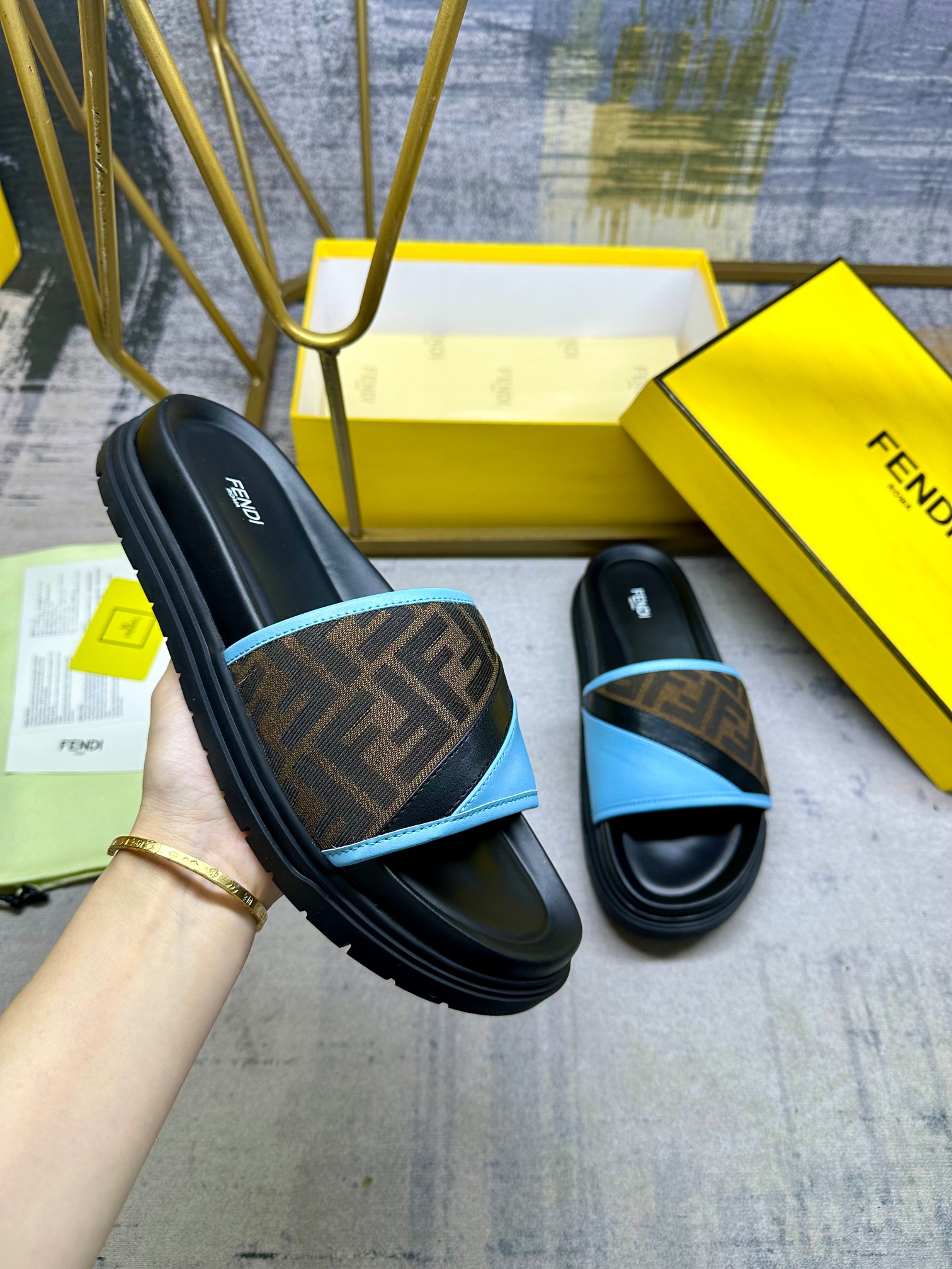 NO:254771,FENDI's latest wide padded strap slippers, brown FF jacquard and blue cowhide, black strap oblique inlay, non-slip rubber sole, men's size 38-45, slippers, fendi, slippers, cowhide19860909FENDI最新宽衬垫带拖鞋,棕色FF提花和蓝色牛皮拼接 ,黑带斜向镶饰,防滑橡胶鞋底,男38-45码,,拖鞋,fendi,slippers,cowhide,Women's Shoes