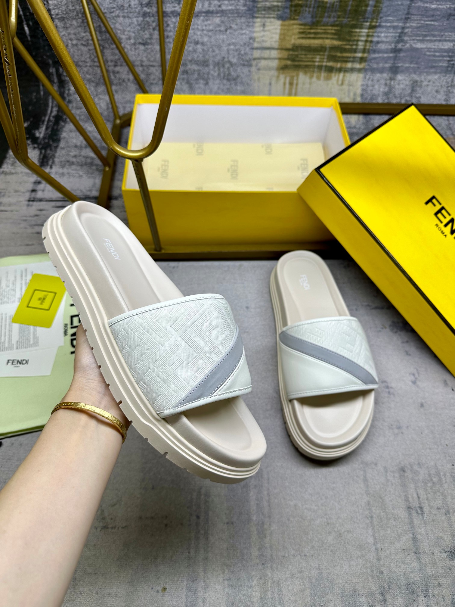 NO:254776,FENDI's latest wide padded strap slippers, off-white FF jacquard and off-white cowhide splicing, grey strap with oblique inlay, non-slip rubber sole, men's size 38-45, slippers, fendi, slippers, cowhide19860909FENDI最新宽衬垫带拖鞋,米白色FF提花和米白色牛皮拼接 ,灰色带斜向镶饰,防滑橡胶鞋底,男38-45码,,拖鞋,fendi,slippers,cowhide,Women's Shoes