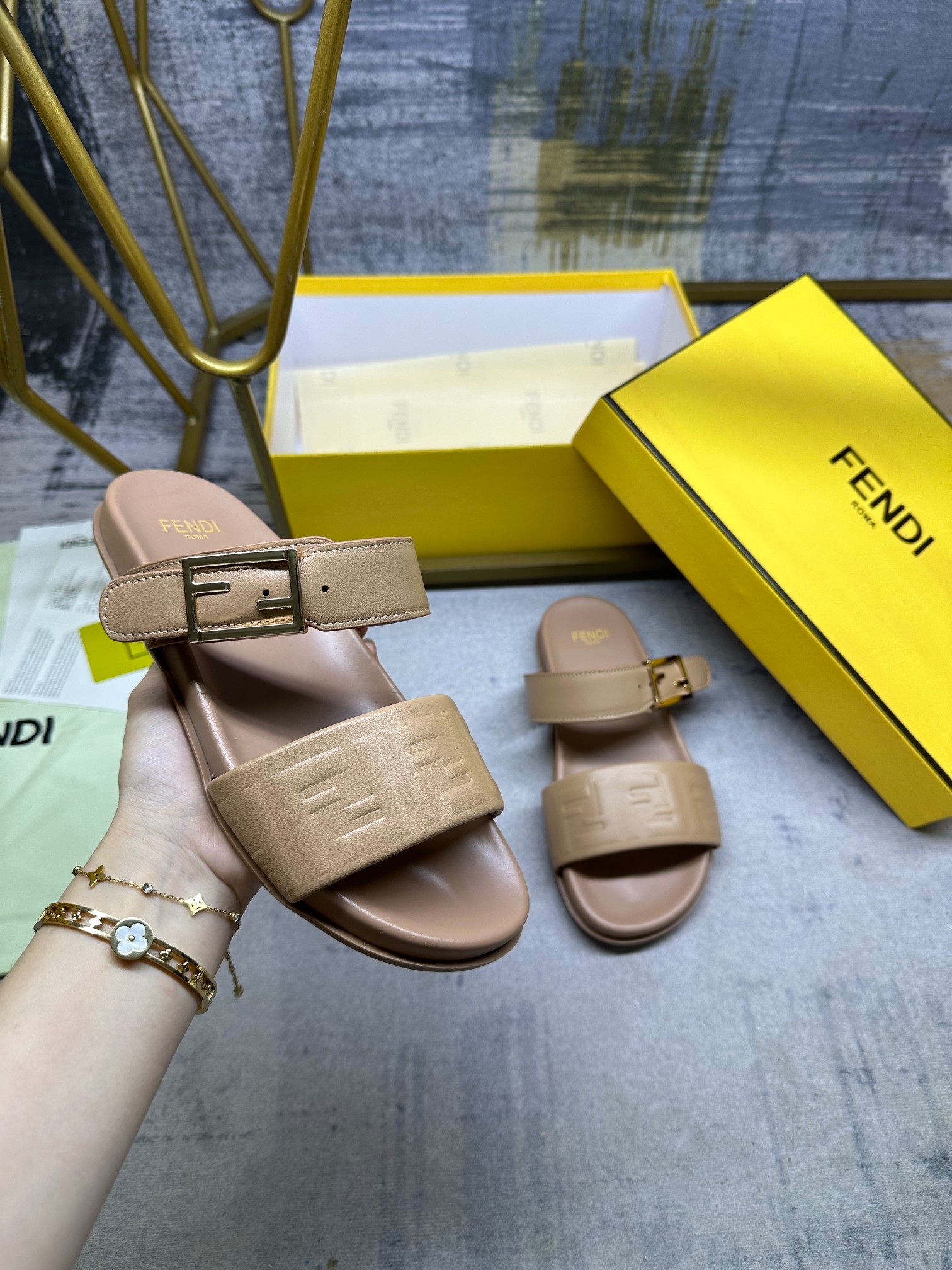 NO:244492,FENDI's latest hit double-belt flat-soled slippers with FF decorative buckle, apricot soft sheepskin fabric, the front of the decorative band is embossed with embossed FF pattern, sizes 35-45, slippers, fendi, slippers, sheepskin19860909FENDI最新爆款双带平底拖鞋,带FF装饰性搭扣,杏色软羊皮面料,饰带正面饰有凸纹压花FF图案,35-45码,,拖鞋,fendi,slippers,sheepskin,Women's Shoes