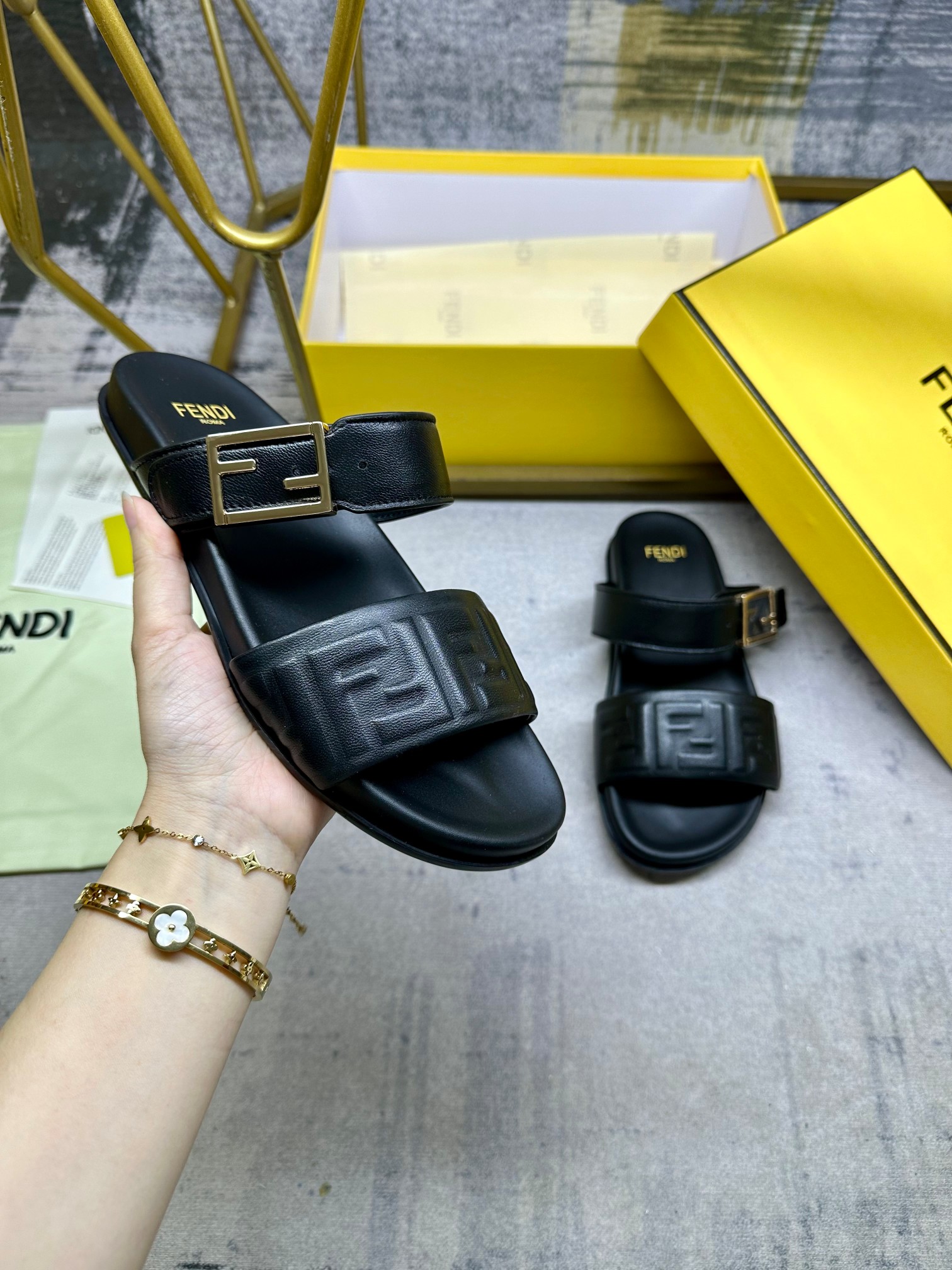 NO:244493,FENDI's latest hit double-belt flat slippers, with FF decorative buckle, black soft sheepskin fabric, with embossed FF pattern on the front of the strip, sizes 35-45, slippers, fendi, slippers, sheepskin19860909FENDI最新爆款双带平底拖鞋,带FF装饰性搭扣,黑色软羊皮面料,饰带正面饰有凸纹压花FF图案,35-45码,,拖鞋,fendi,slippers,sheepskin,Women's Shoes