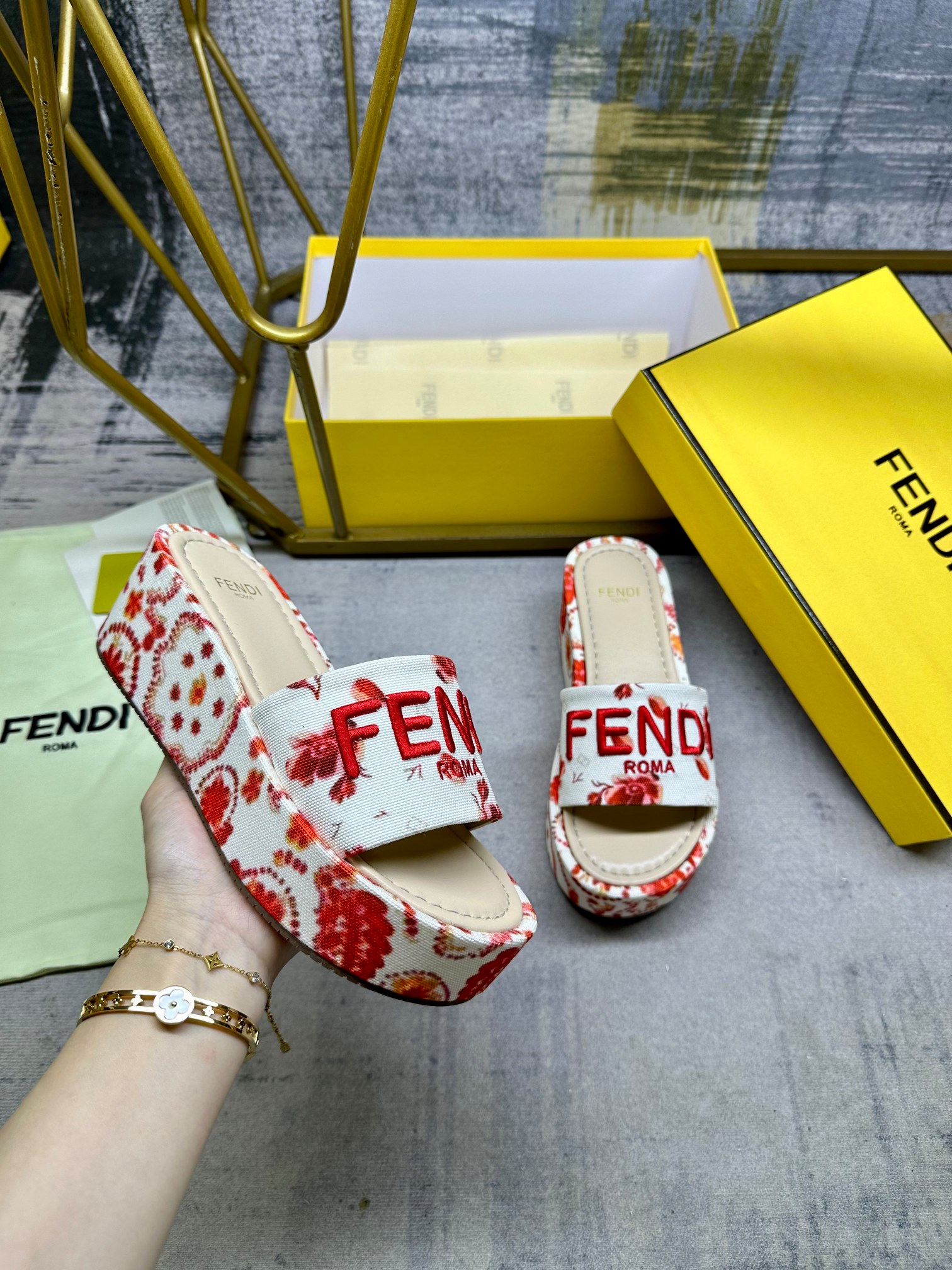 NO:244495,FENDI's latest hit broadband thick-soled slippers, made of off-white denim, decorated with red printed patterns, same-colored leather insole, red FENDI yarn embroidery, sizes 35-42, slippers, fendi, slippers19860909FENDI最新爆款宽带厚底拖鞋,米白色牛仔布材质,饰有红色印花图案,同色皮革内底,红色FENDI纱线刺绣,35-42码,拖鞋,fendi,slippers,Women's Shoes
