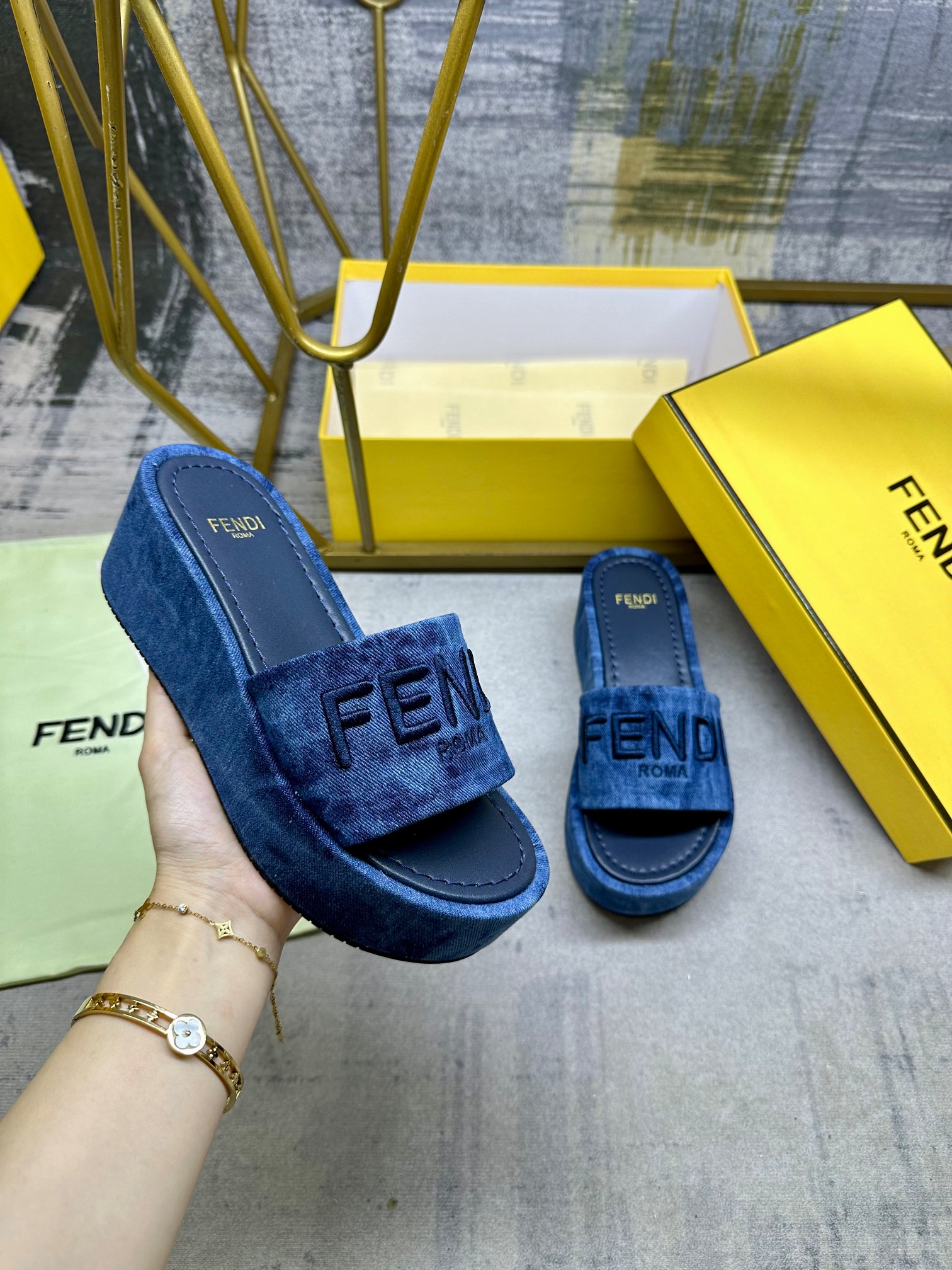 NO:244497,FENDI's latest hit broadband thick-soled slippers, dark blue denim material, decorated with light contrasting print patterns, same-color leather insole, same-color FENDI yarn embroidery, size 35-42, slippers, fendi, slippers19860909FENDI最新爆款宽带厚底拖鞋,深蓝色牛仔布材质,饰有浅色撞色印花图案,同色皮革内底,同色FENDI纱线刺绣,35-42码,拖鞋,fendi,slippers,Women's Shoes