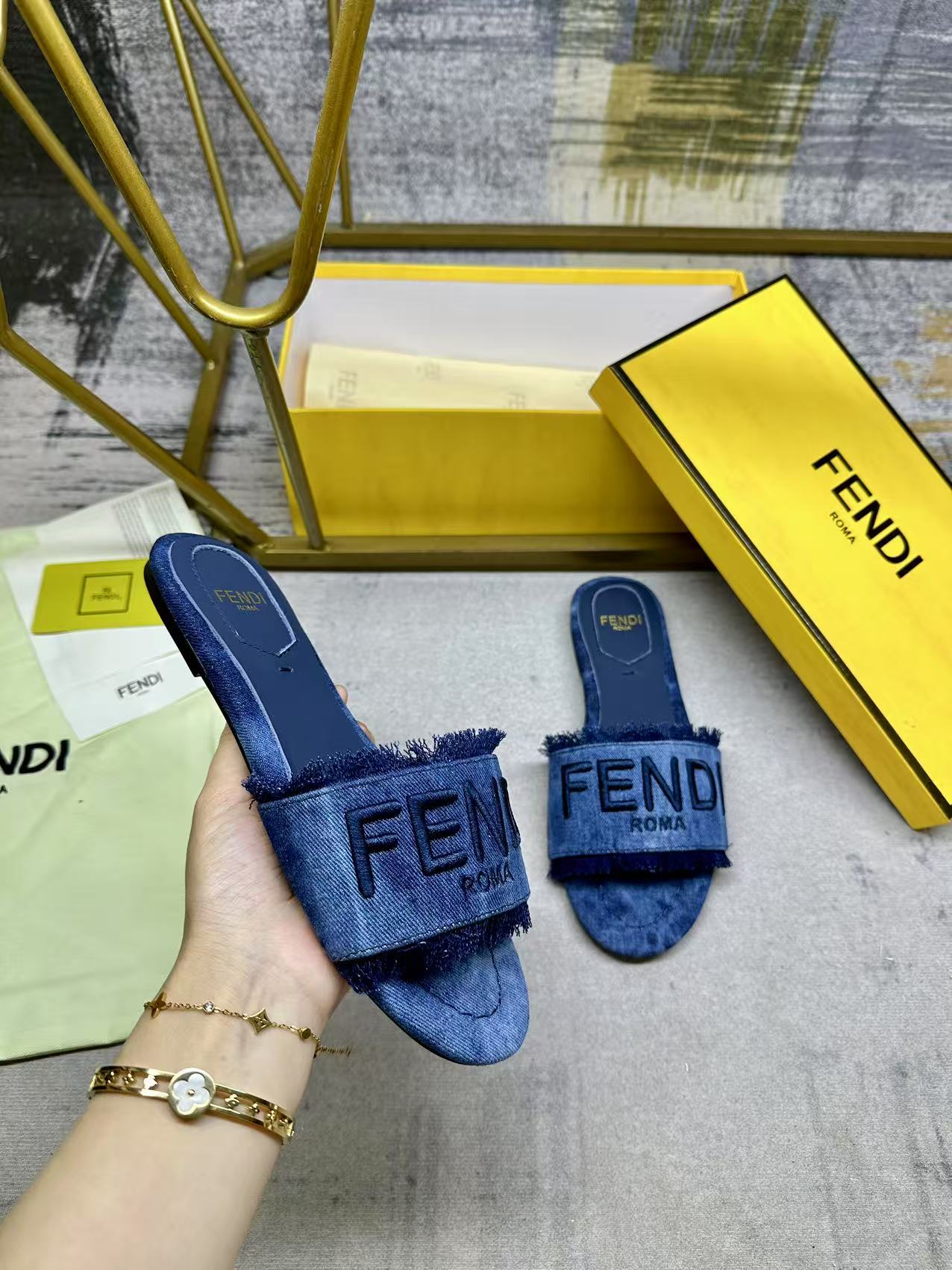 NO:244498,FENDI's latest popular broadband flat slippers, dark blue denim material, decorated with light contrasting print patterns, same-color silk cowhide footbeds, same-color FENDI yarn embroidery, size 35-42, slippers, fendi, slippers, cowhide19860909FENDI最新爆款宽带平底拖鞋,深蓝色牛仔布材质,饰有浅色撞色印花图案,同色丝绸牛皮垫脚,同色FENDI纱线刺绣,35-42码,拖鞋,fendi,slippers,cowhide,Women's Shoes