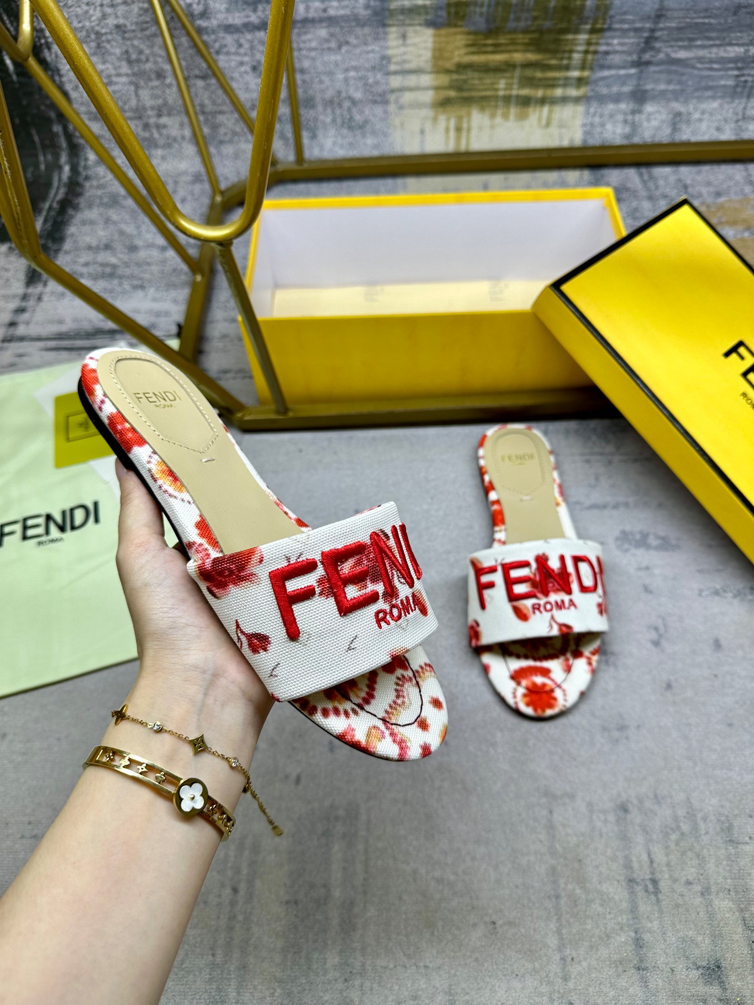NO:266425,FENDI's latest hit broadband thick flat slippers, made of off-white denim, decorated with red printed patterns, same-color leather insole, red FENDI yarn embroidery, sizes 35-42, ordinary outsole, genuine leather outsole, slippers, fendi, slippers, Leather soles19860909FENDI最新爆款宽带厚平底拖鞋,米白色牛仔布材质,饰有红色印花图案,同色皮革内底,红色FENDI纱线刺绣,35-42码,普通大底、,真皮大底,拖鞋,fendi,slippers,Leather soles,Women's Shoes