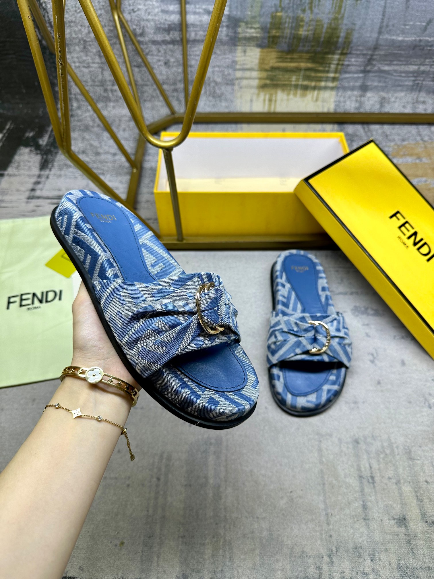 NO:266428,FENDI's latest popular flat slippers, equipped with knotted straps, gold finish metal parts, FF jacquard fabric material, full-inclusive fabric insole, with same-color sheepskin footbed, size 35-45, running volume and price, slippers, fendi, slippers, sheepskin19860909FENDI最新爆款平底拖鞋,配以打结系带,金色饰面金属件,FF提花布料材质,面料全包鞋垫,配同色羊皮垫脚,35-45码,跑量价,拖鞋,fendi,slippers,sheepskin,Women's Shoes