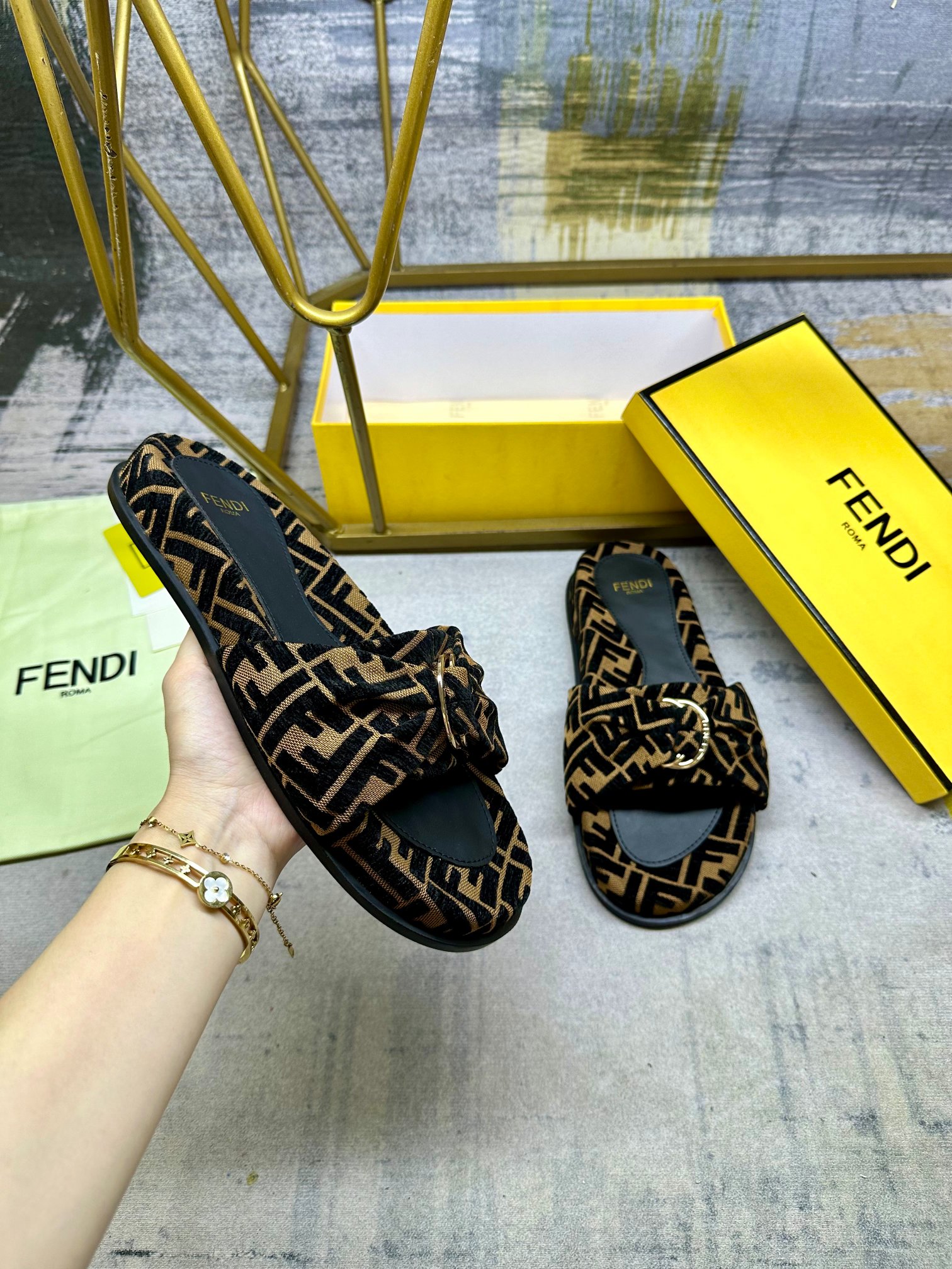 NO:266404,FENDI's latest popular flat slippers, equipped with knotted straps, gold finish metal parts, FF velvet fabric material, full-inclusive insoles, with same-color sheepskin footbeds, sizes 35-45, running volume and price, slippers, fendi, slippers, sheepskin19860909FENDI最新爆款平底拖鞋,配以打结系带,金色饰面金属件,FF丝绒布料材质,面料全包鞋垫,配同色羊皮垫脚,35-45码,跑量价,拖鞋,fendi,slippers,sheepskin,Women's Shoes