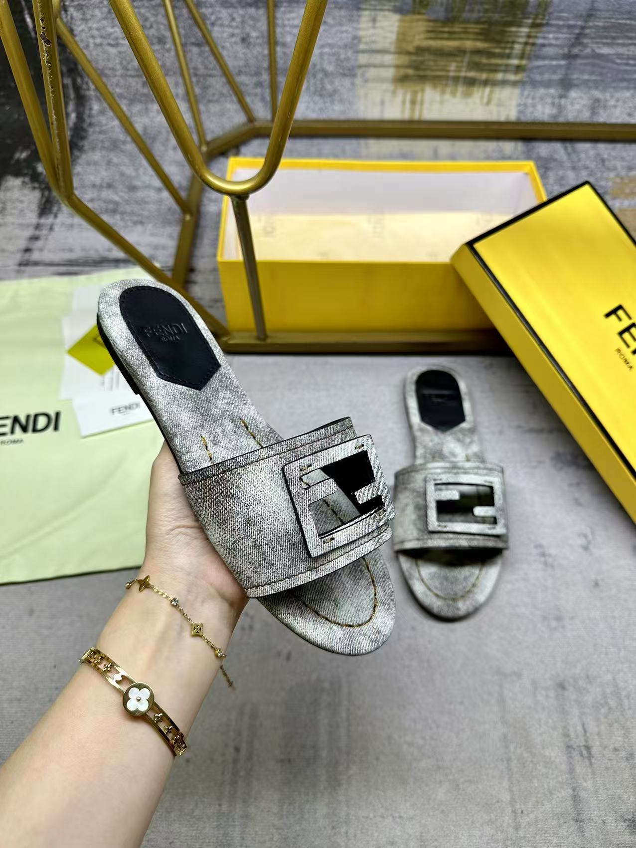 NO:266407,FENDI's latest popular wide-band flat-soled slippers, decorated with FF patterns in the same color, sizes 35-42, rubber outsol, leather outsol, slippers, fendi, slippers, Leather soles19860909FENDI最新爆款宽饰带平底拖鞋,饰有同色系皮料FF图案,35-42码,橡胶大底,真皮大底,拖鞋,fendi,slippers,Leather soles,Women's Shoes