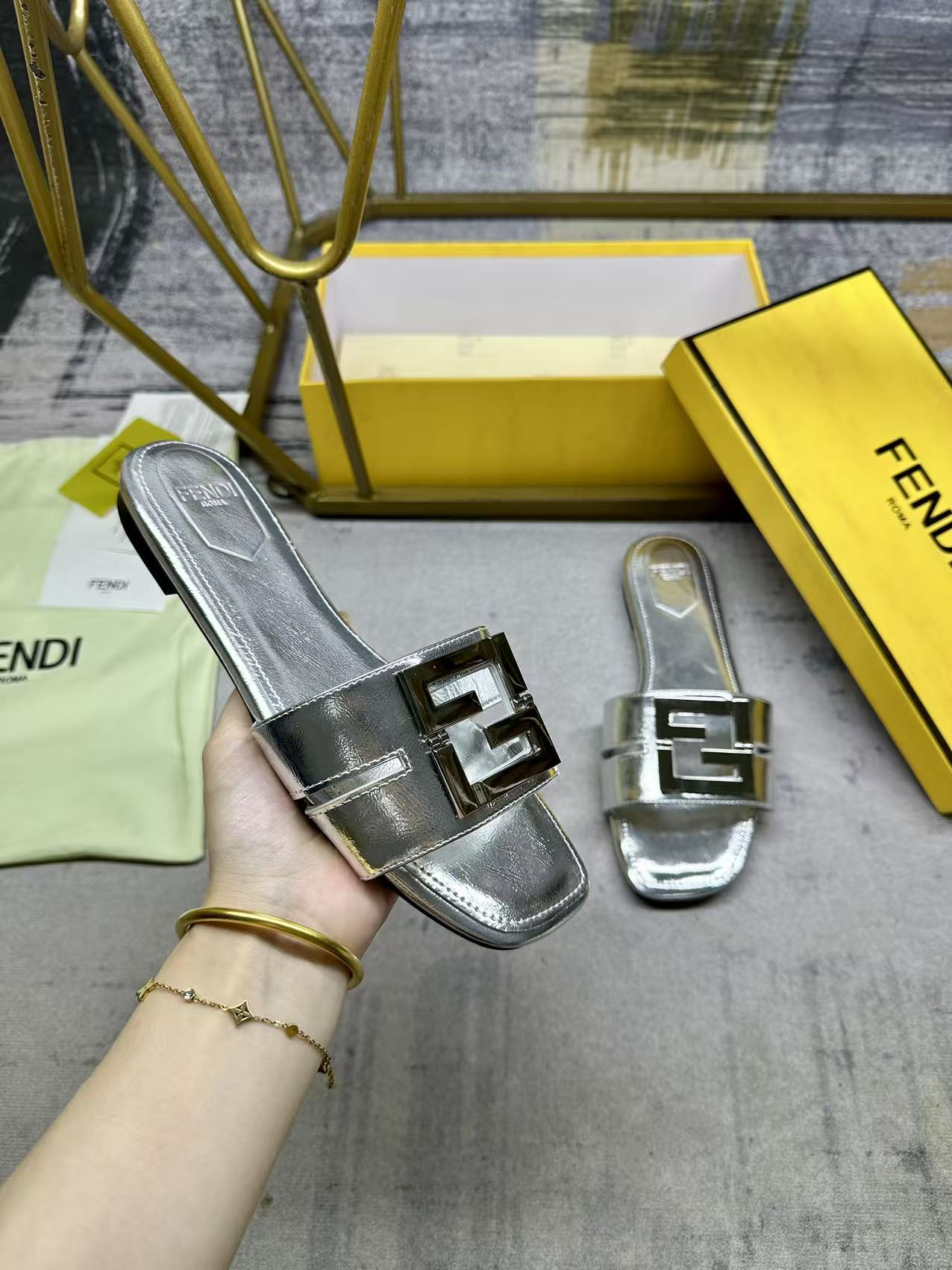 NO:411376,FENDI's latest popular square-toe flat-soled slippers, silver fabric + metal FF hardware fasteners, paired with the same color inner footbed, sizes 35-42, rubber outsol, leather outsol, slippers, fendi, slippers, Leather soles19860909FENDI最新爆款方头平底拖鞋,银色面料+金属FF五金扣件,搭配同色内里垫脚,35-42码,橡胶大底,真皮大底,拖鞋,fendi,slippers,Leather soles,Women's Shoes