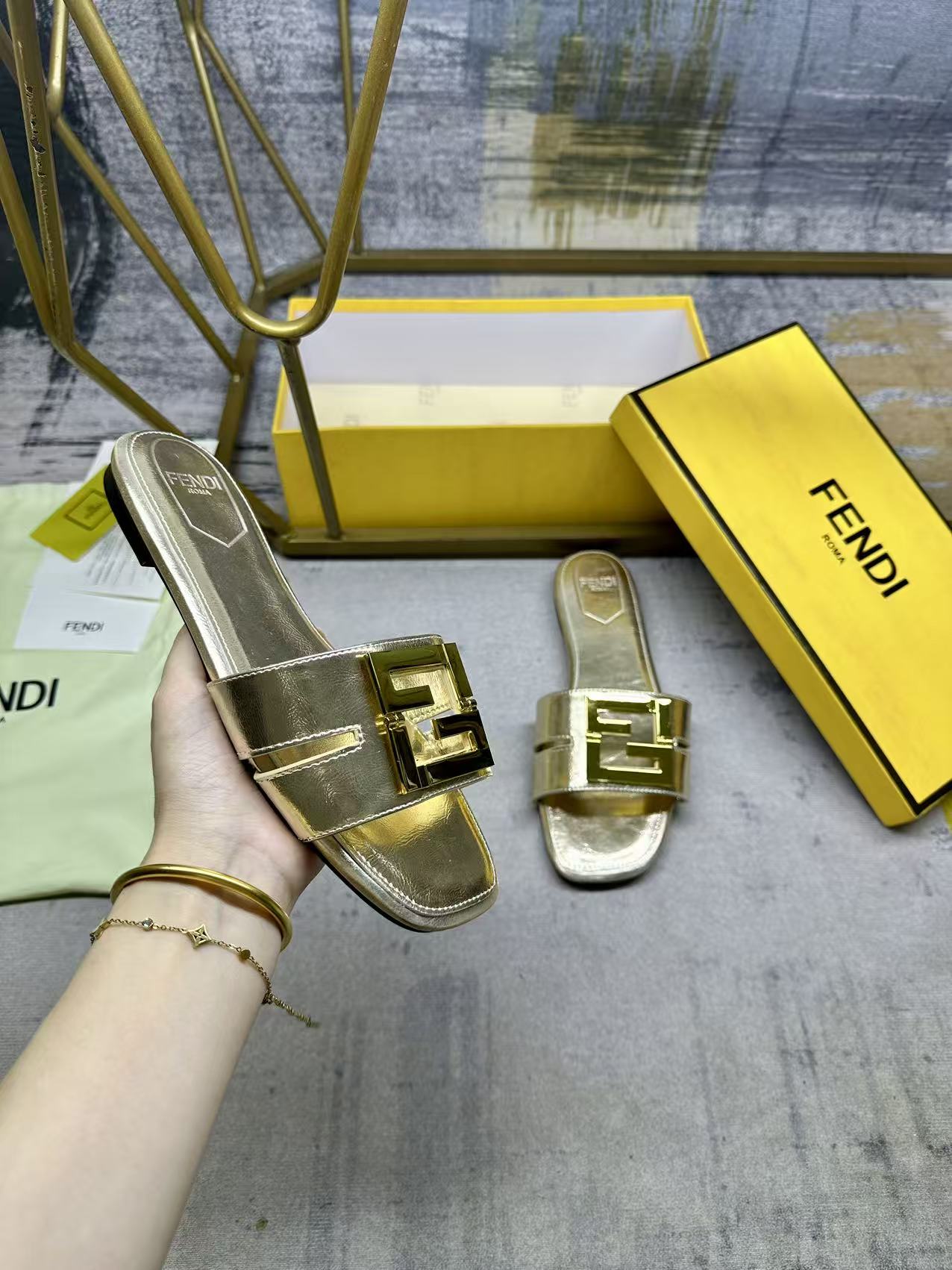 NO:411384,FENDI's latest popular square-toe flat-soled slippers, gold fabric + metal FF hardware fasteners, paired with the same color inner footbed, sizes 35-42, rubber outsol, leather outsol, slippers, fendi, slippers, Leather soles19860909FENDI最新爆款方头平底拖鞋,金色面料+金属FF五金扣件,搭配同色内里垫脚,35-42码,橡胶大底,真皮大底,拖鞋,fendi,slippers,Leather soles,Women's Shoes
